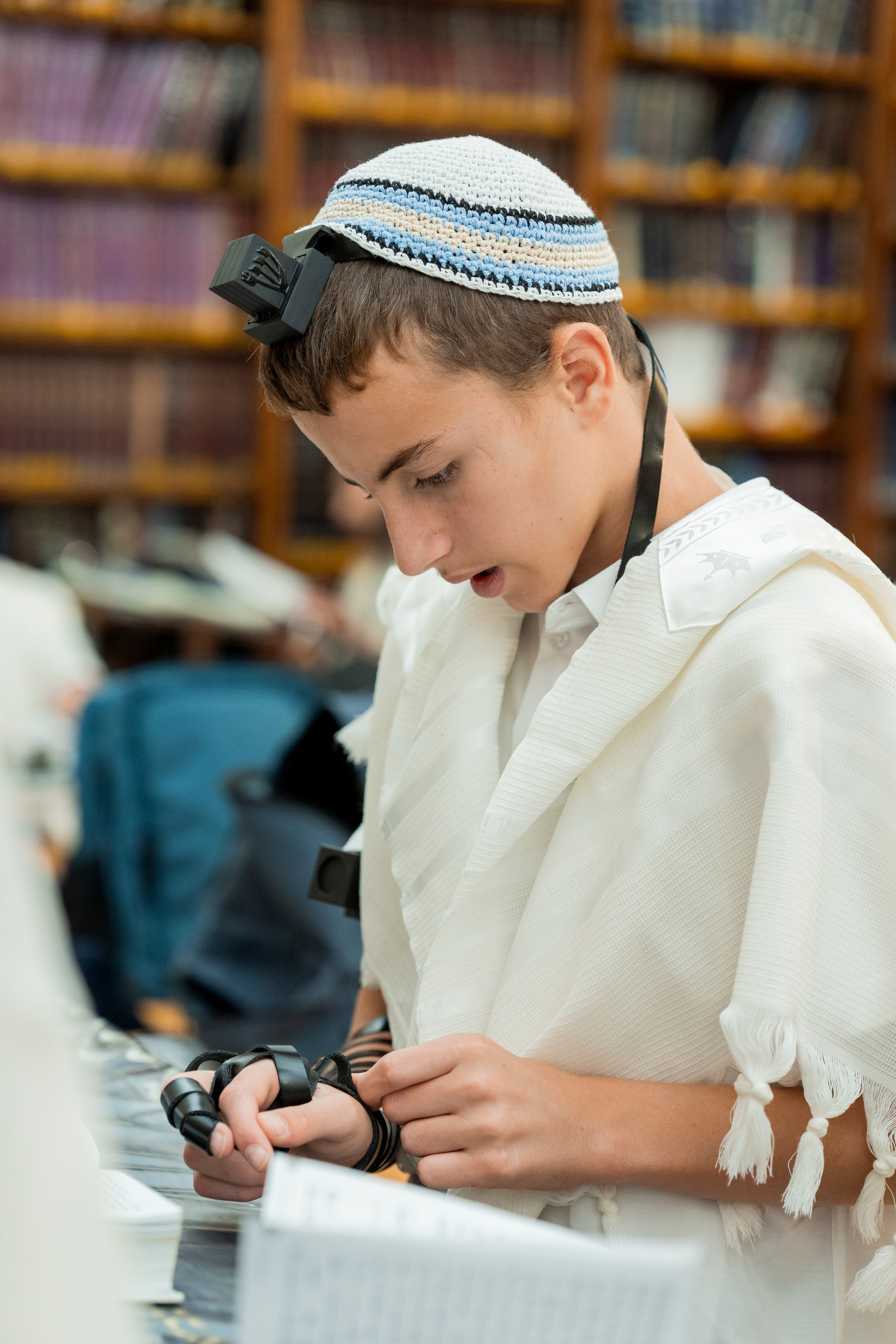 הנחת התפילין רפאל לוי. יוסף מזרחי צילום חתונה, ברית וזוגיות. צלם מקצועי שאוהב להוציא אתכם הכי יפים ברגעים הכי מרגשים