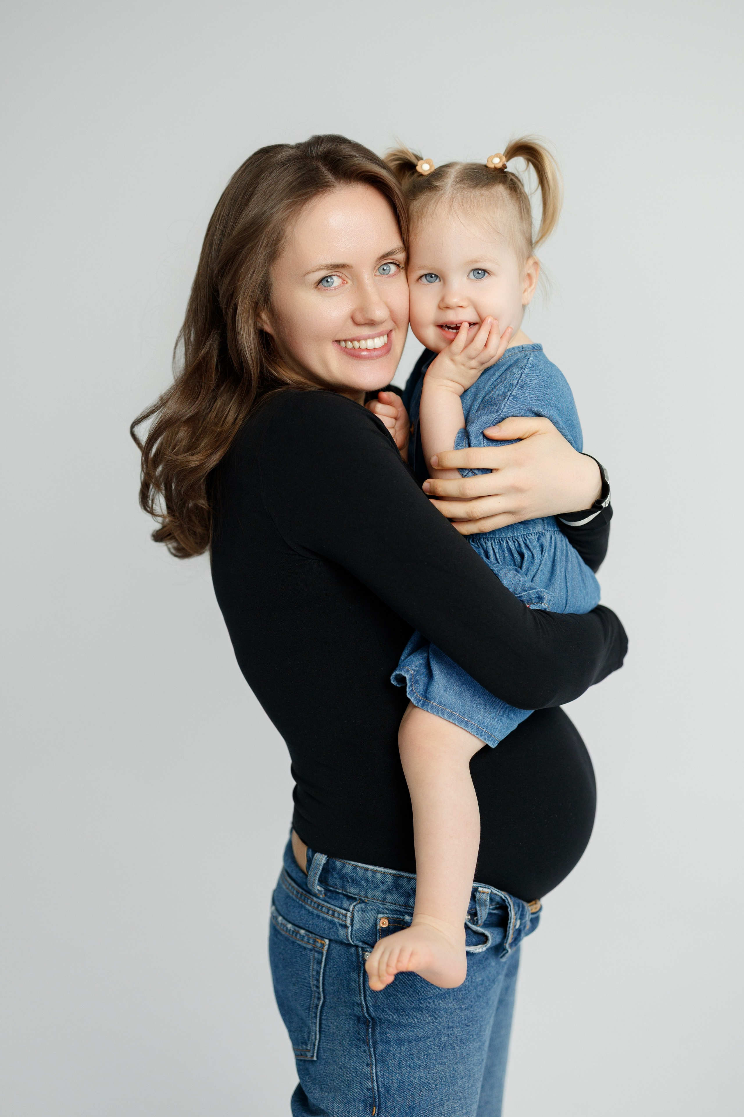 Ședință Foto de Familie — Stil Minimalist pe Fundal Alb. Scarlat Photography