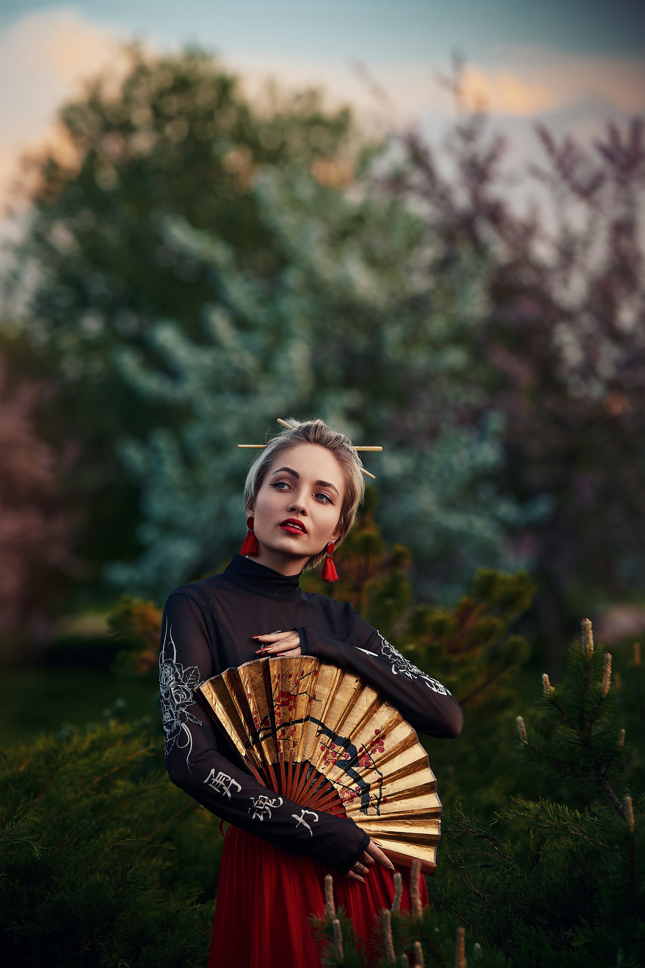 Уличная фотосесия красивая девушка с веером деревья яблони