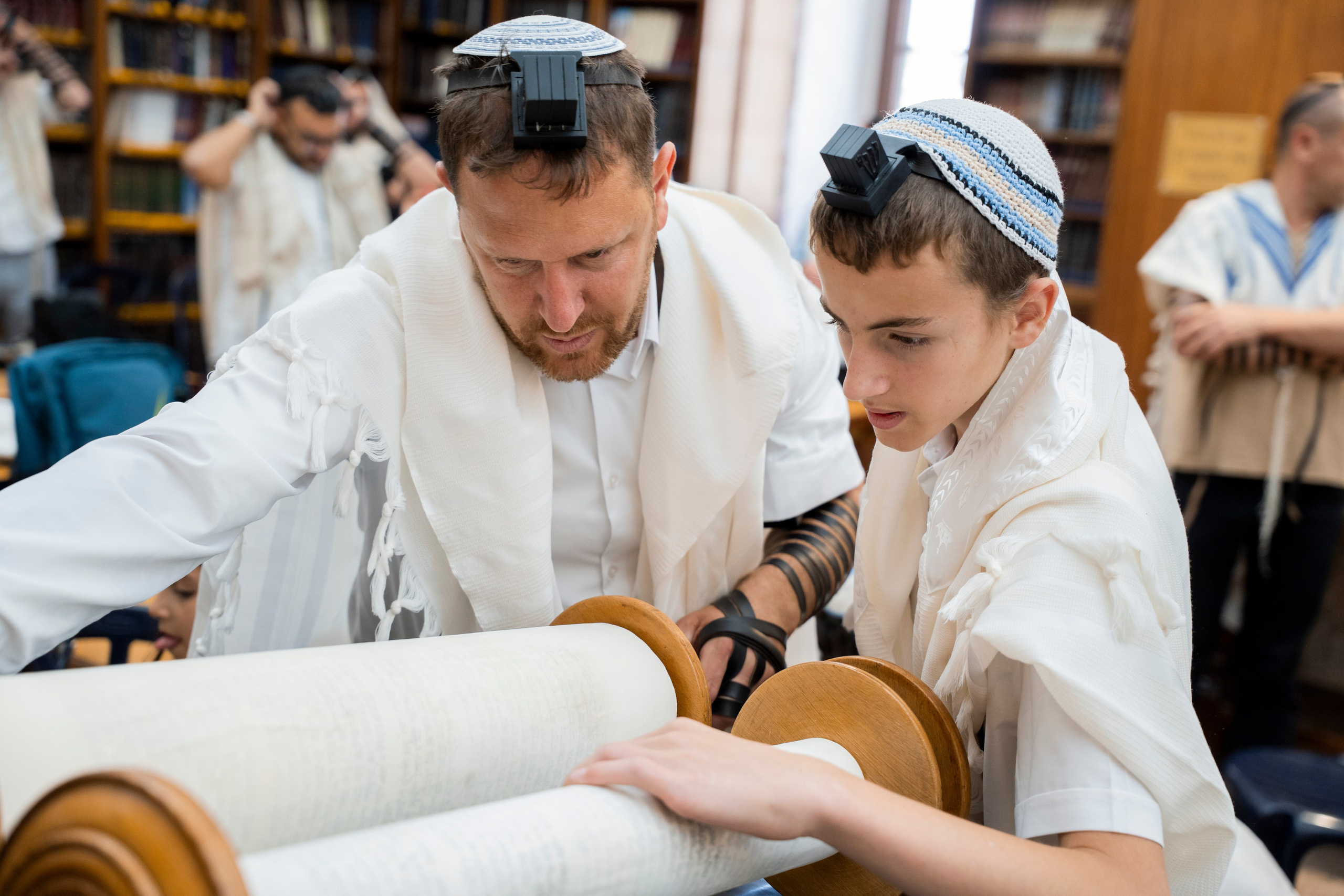 הנחת התפילין רפאל לוי. יוסף מזרחי צילום חתונה, ברית וזוגיות. צלם מקצועי שאוהב להוציא אתכם הכי יפים ברגעים הכי מרגשים