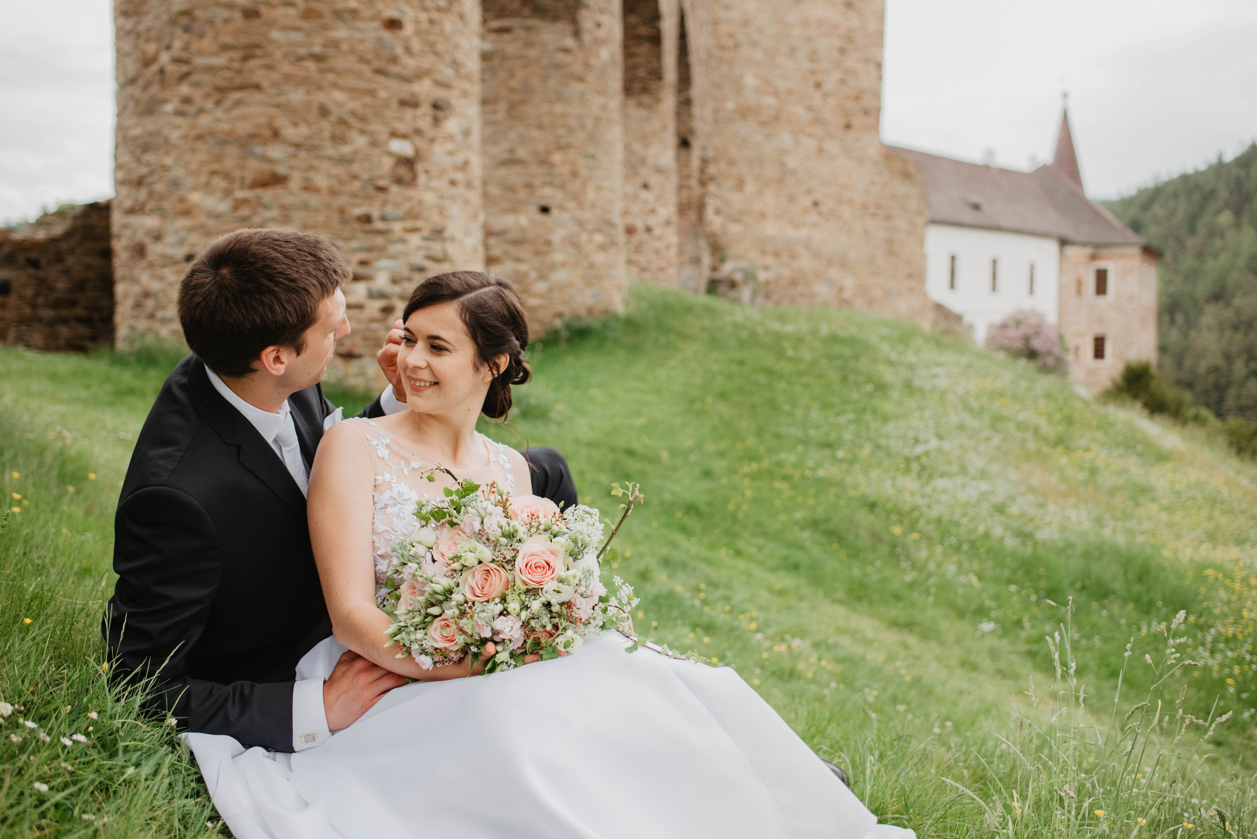 Svatba na hradě na Šumavě. Šumava. Velhartice. Lifestyle, wedding and family photographer