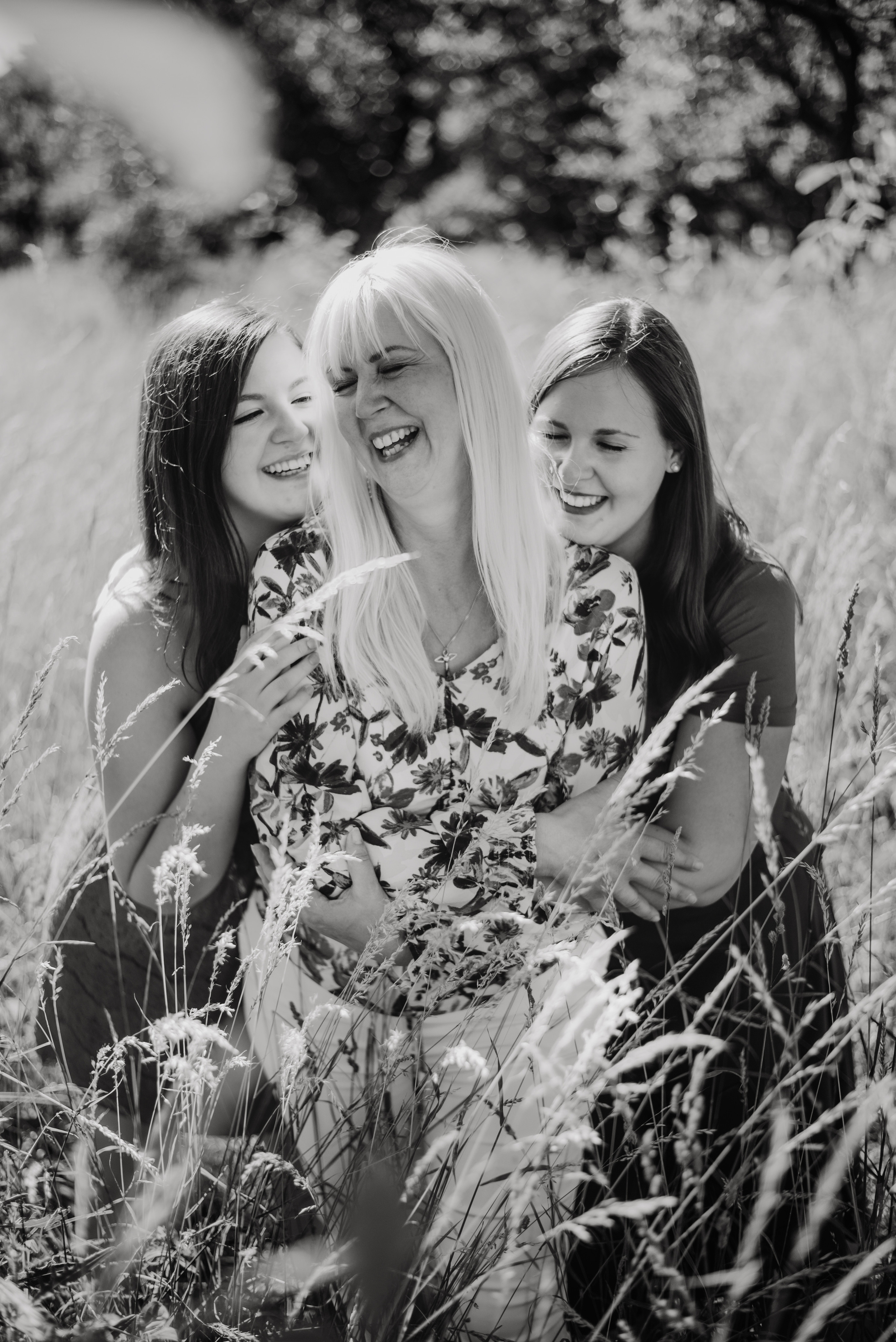 Eli, Anet and mum. Lifestyle, wedding and family photographer