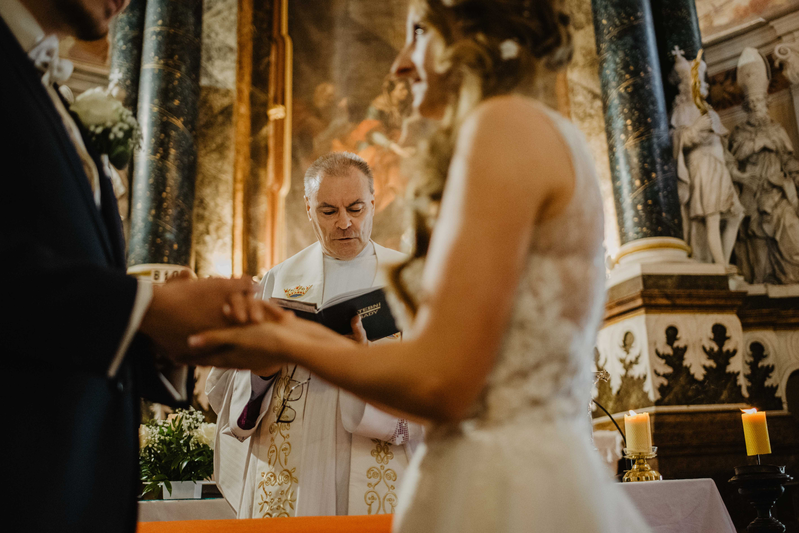 Svatba v kostele v Rýmařově. Bruntál. Lifestyle, wedding and family photographer