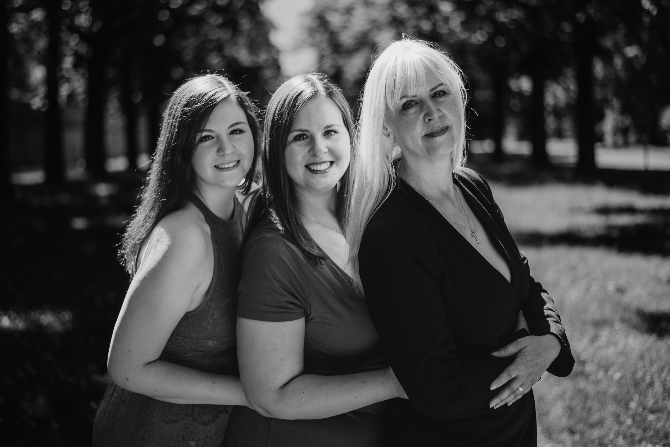 Eli, Anet and mum. Lifestyle, wedding and family photographer