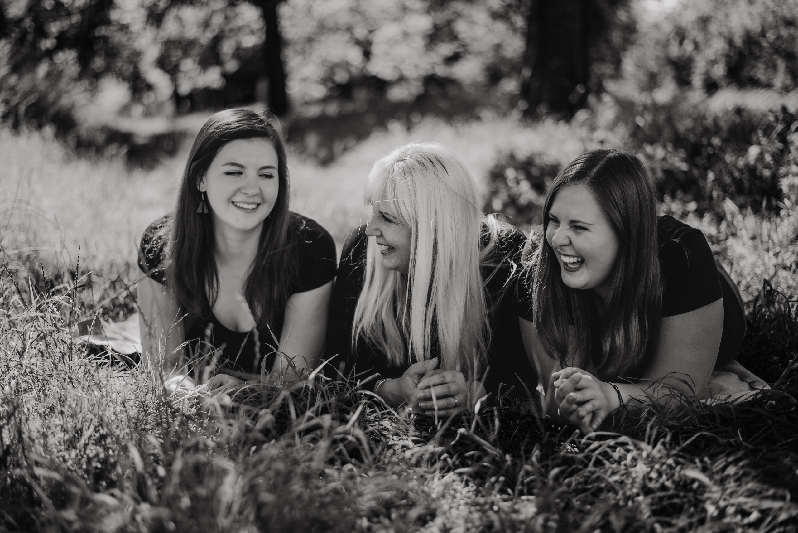 Eli, Anet and mum. Lifestyle, wedding and family photographer