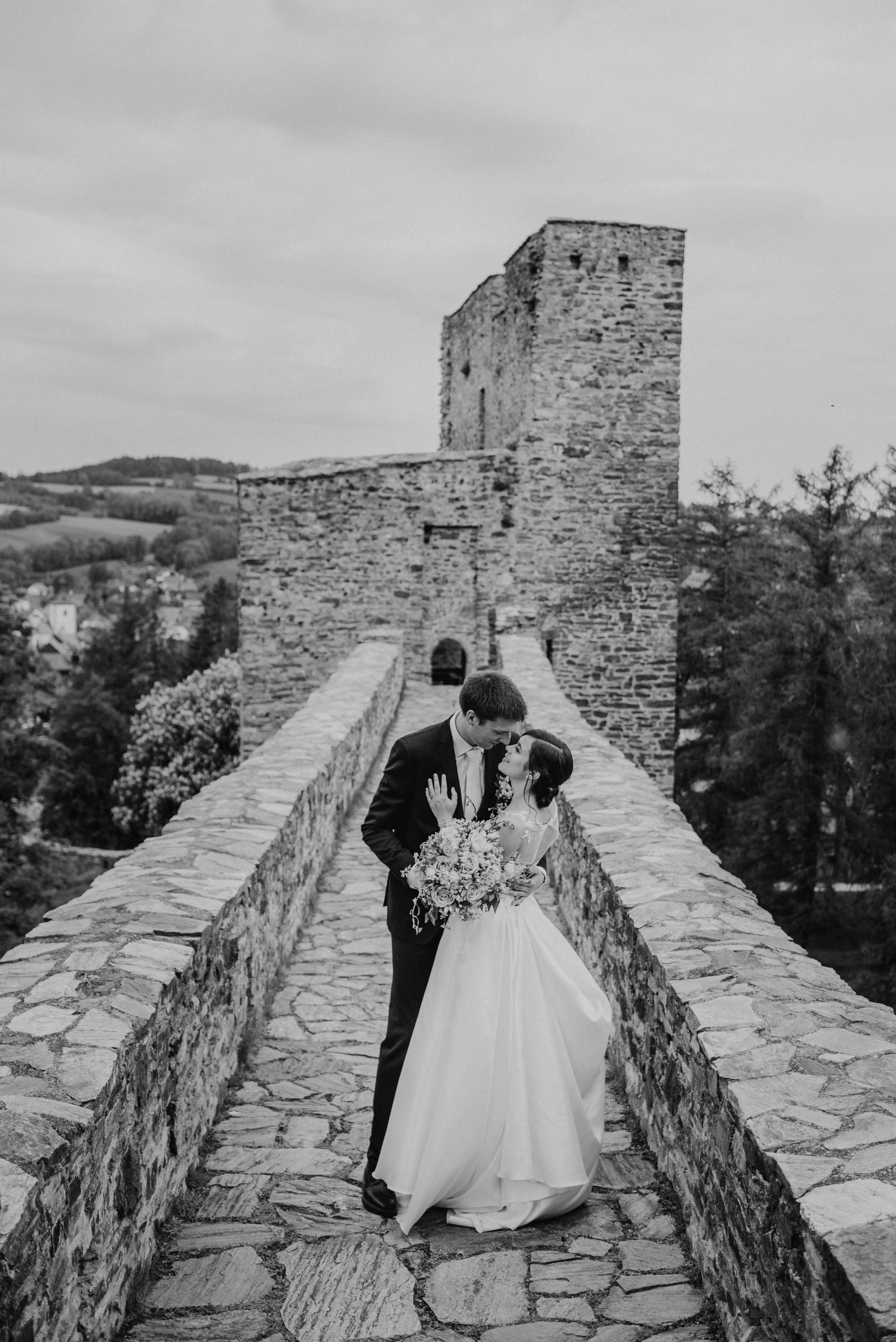 Svatba na hradě na Šumavě. Šumava. Velhartice. Lifestyle, wedding and family photographer