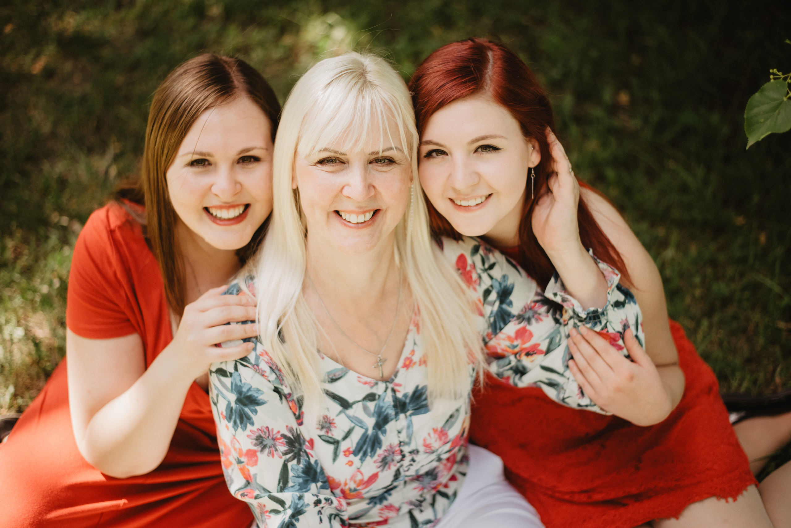 Eli, Anet and mum. Lifestyle, wedding and family photographer