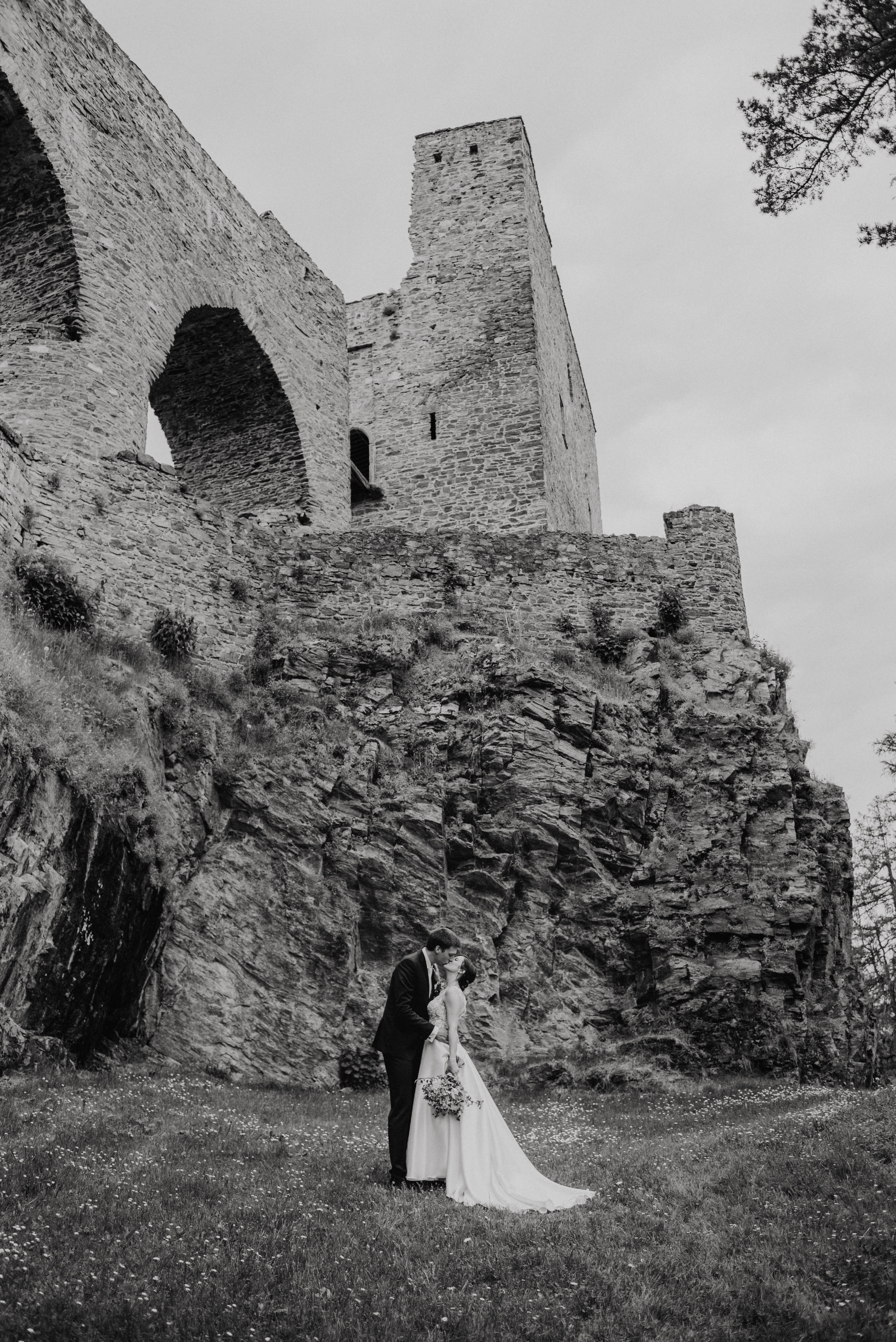 Svatba na hradě na Šumavě. Šumava. Velhartice. Lifestyle, wedding and family photographer