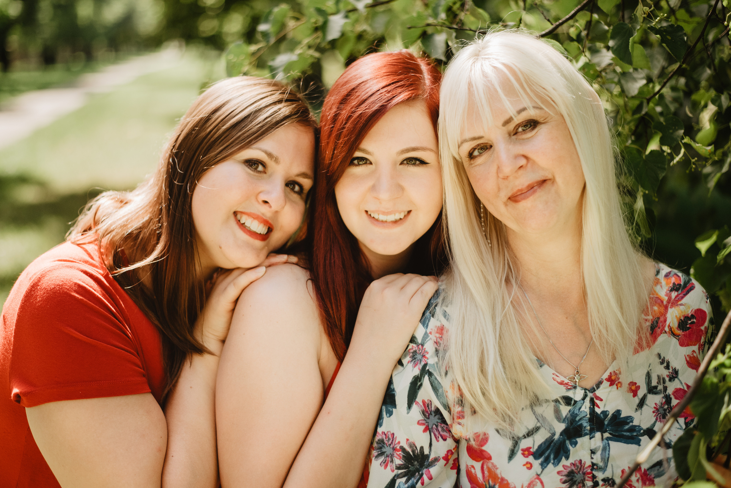 Eli, Anet and mum. Lifestyle, wedding and family photographer