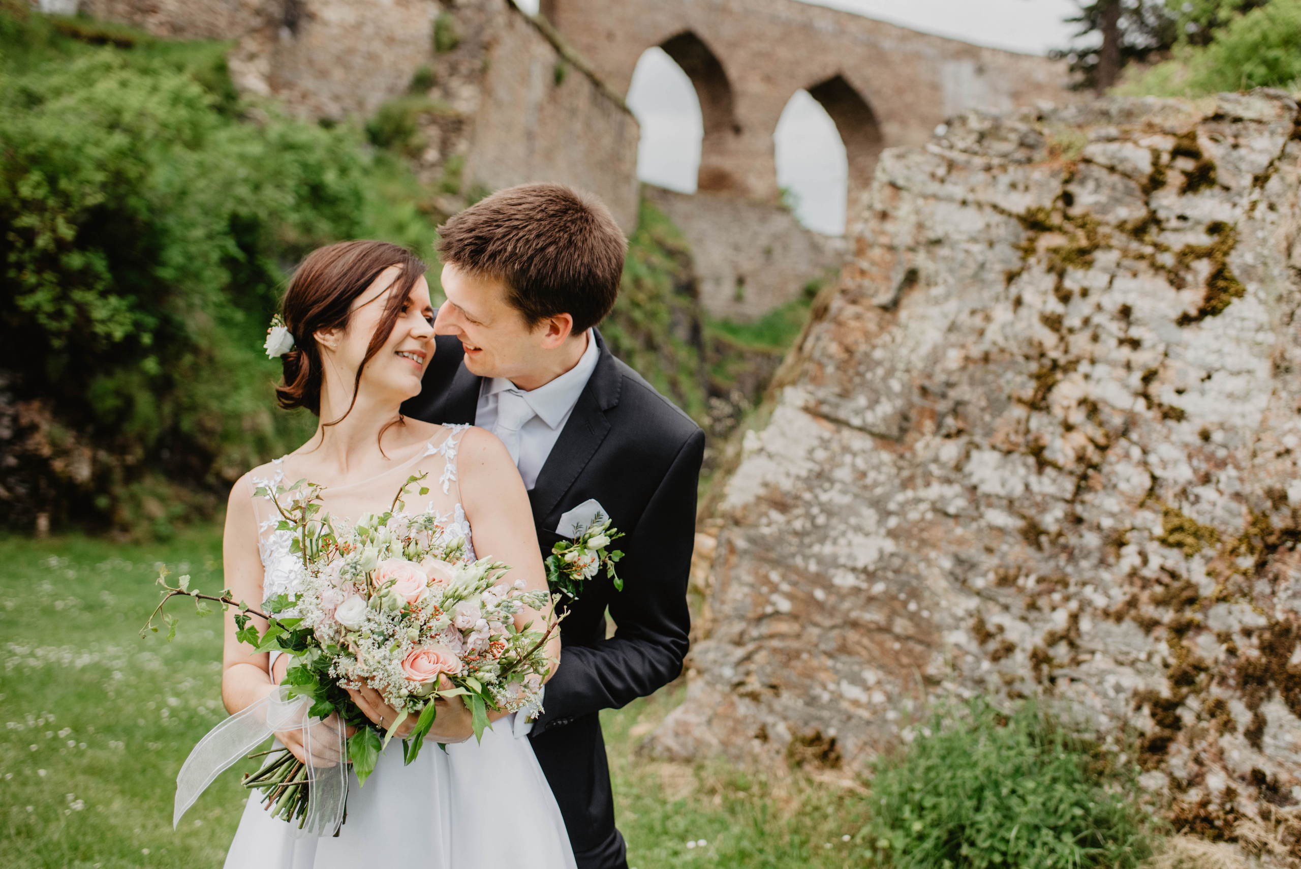 Svatba na hradě na Šumavě. Šumava. Velhartice. Lifestyle, wedding and family photographer