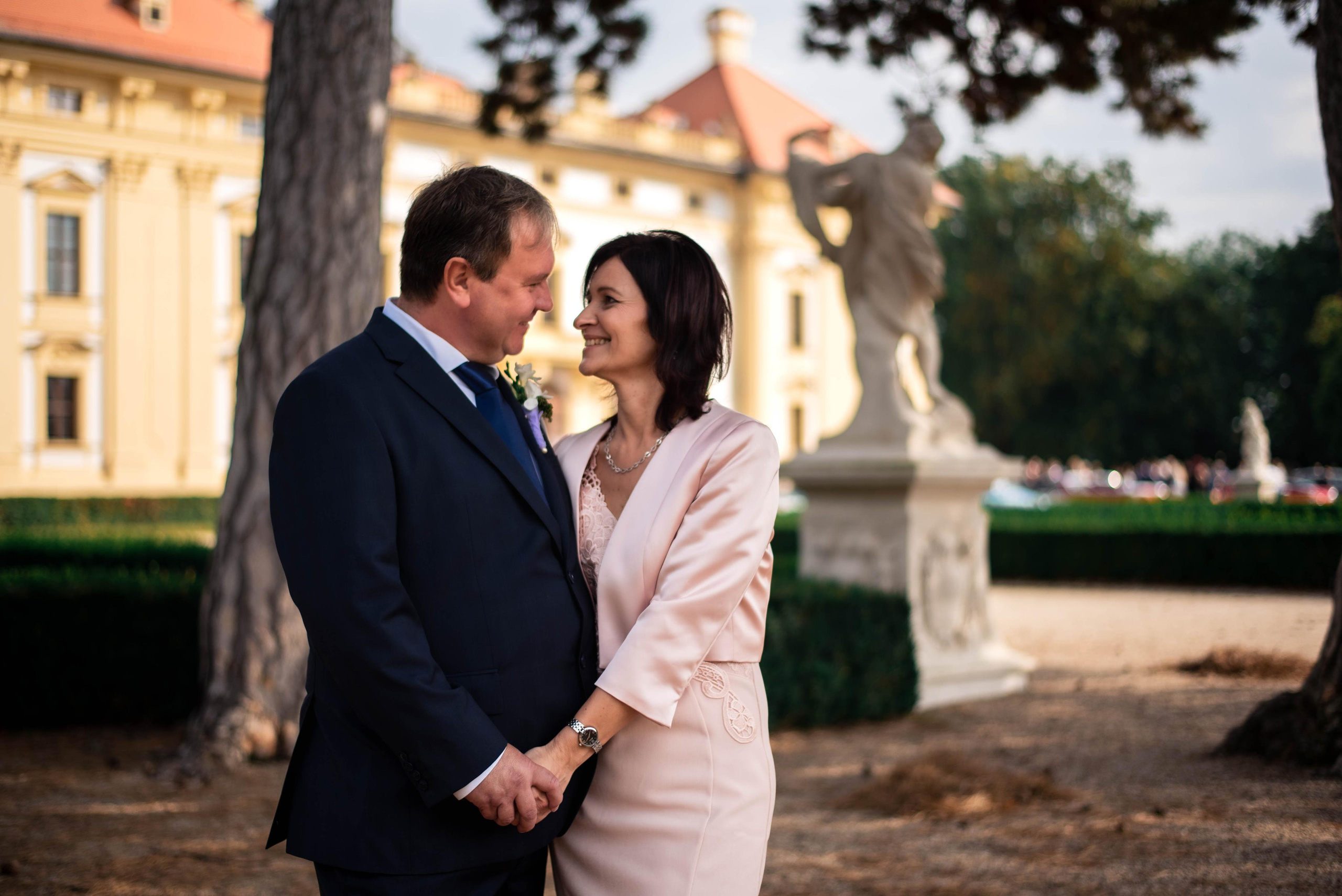 Svatba na zámku ve Slavkově u Brna. Lifestyle, wedding and family photographer
