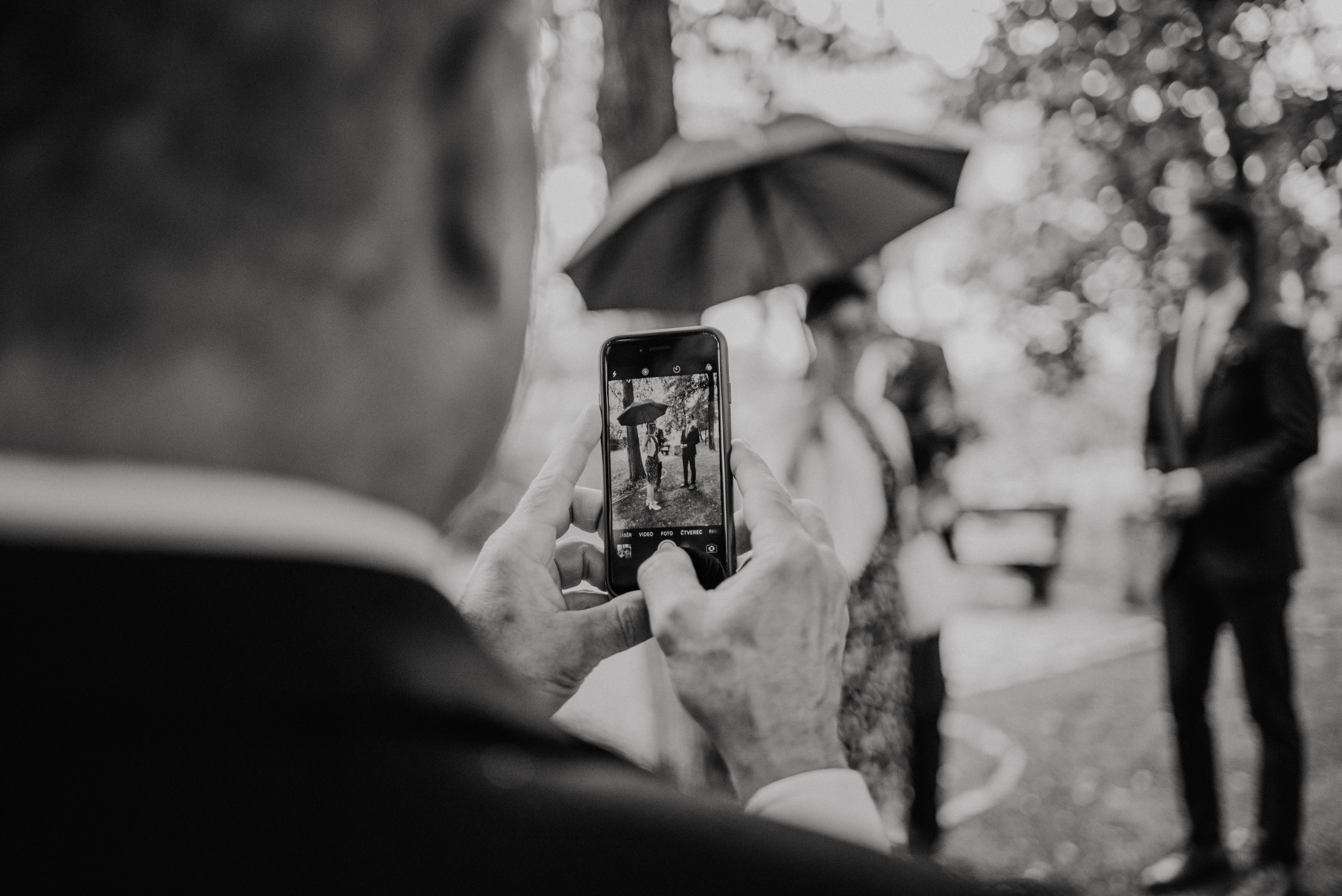 Svatba v Táboře v parku. Lifestyle, wedding and family photographer