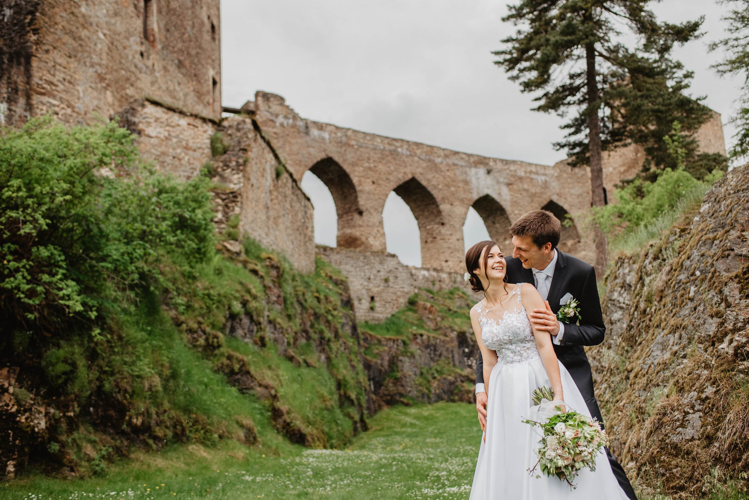 Svatba na hradě na Šumavě. Šumava. Velhartice. Lifestyle, wedding and family photographer