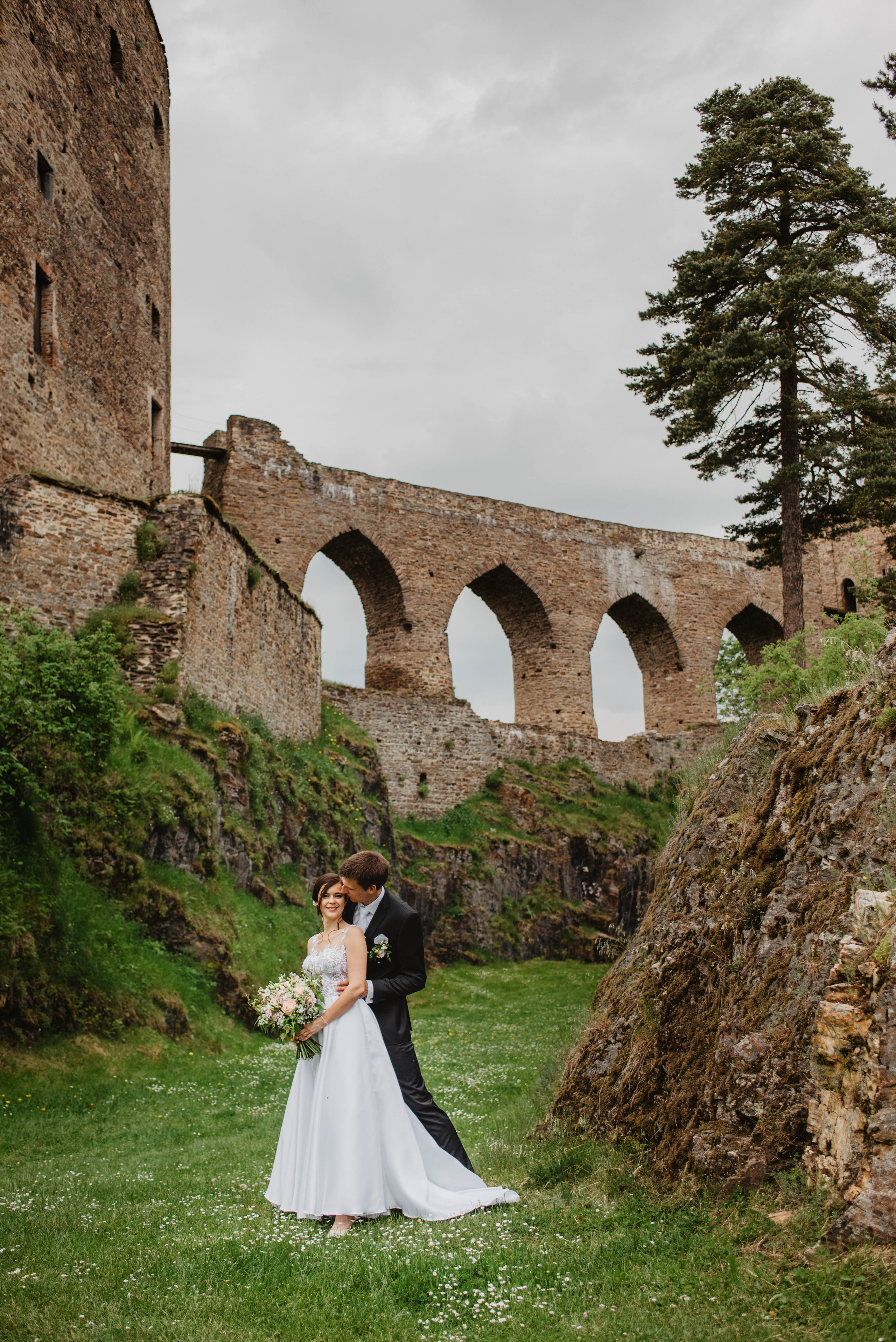 Svatba na hradě na Šumavě. Šumava. Velhartice. Lifestyle, wedding and family photographer