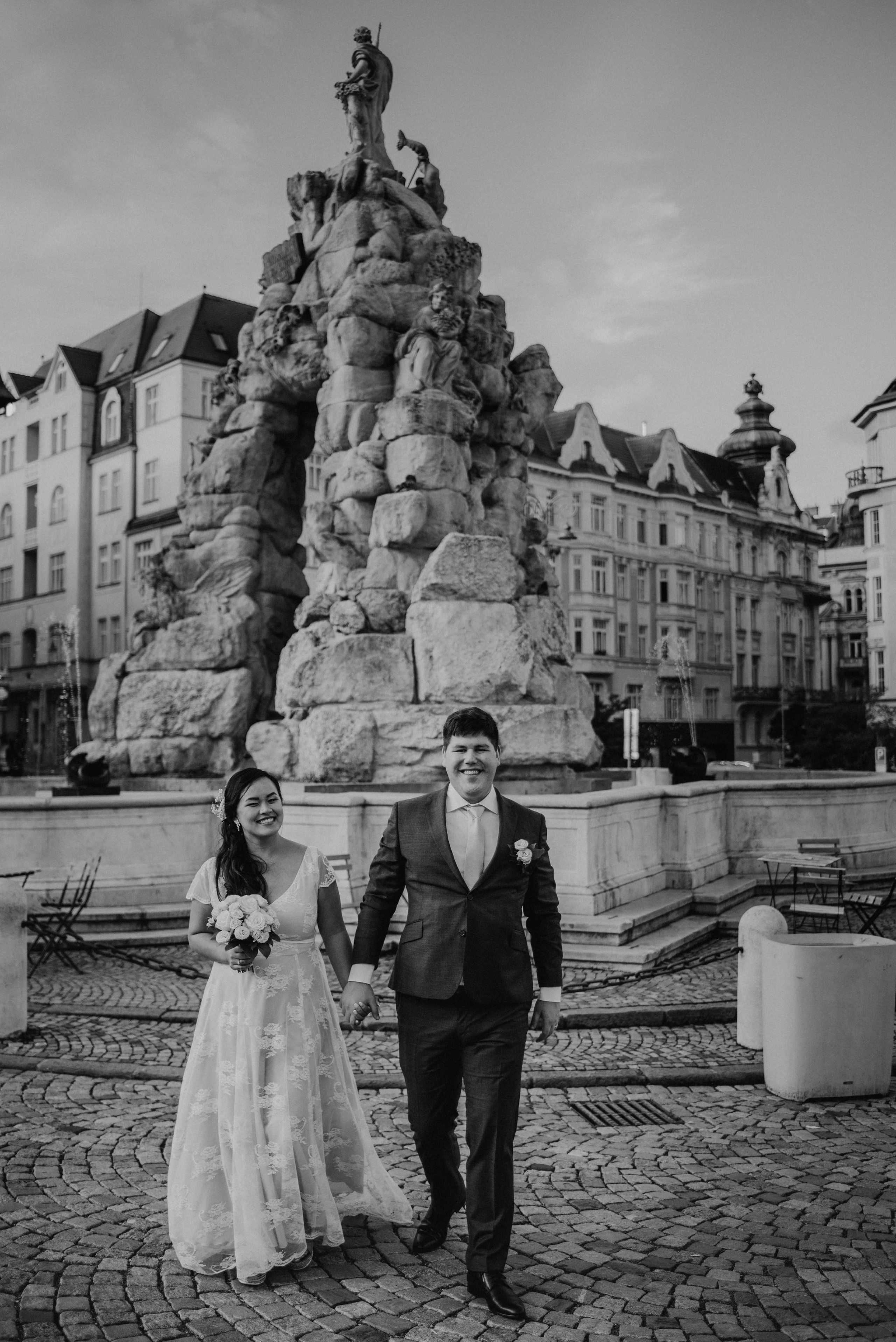 Svatba v centru Brna na Zelném trhu. Lifestyle, wedding and family photographer