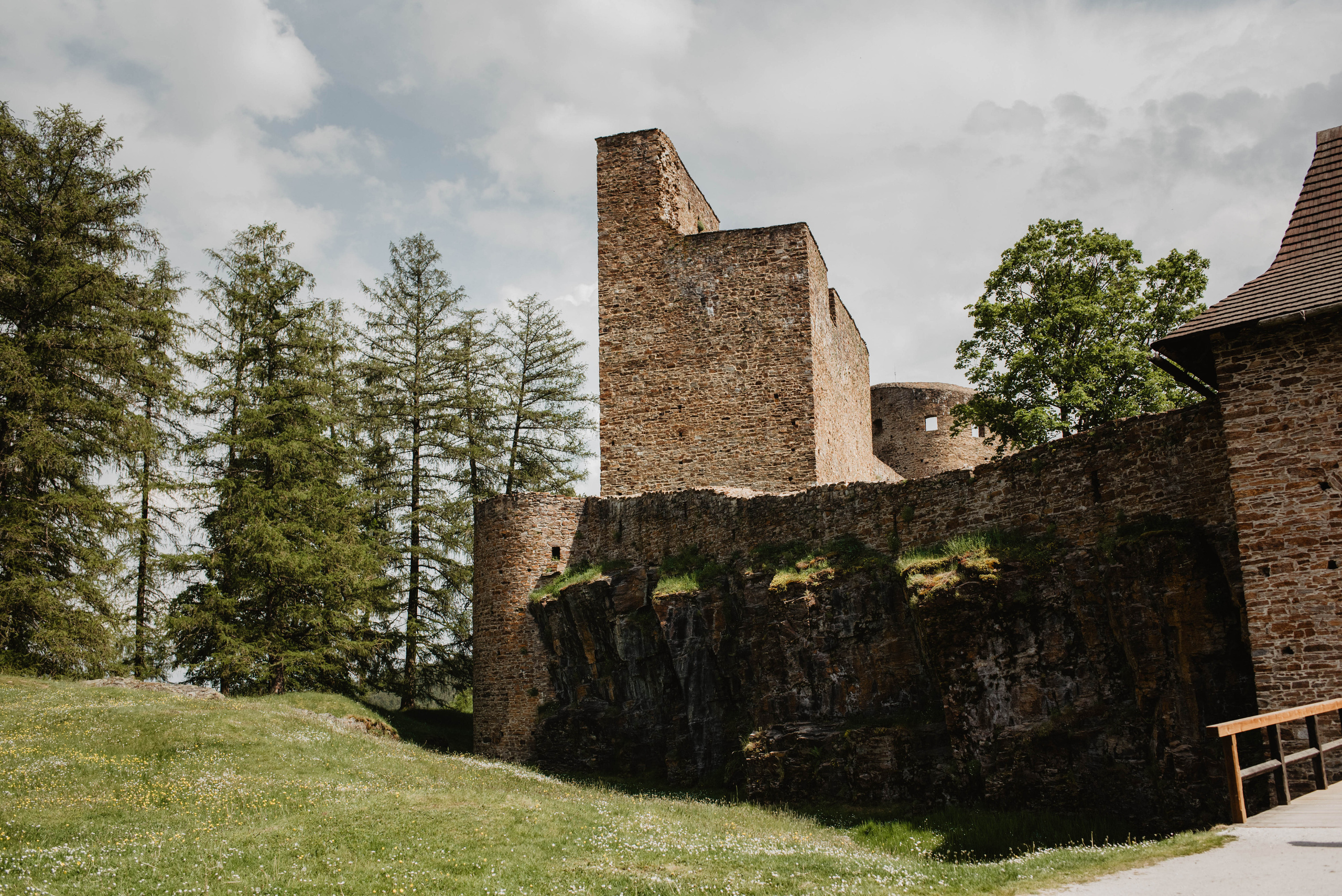 Svatba na hradě na Šumavě. Šumava. Velhartice. Lifestyle, wedding and family photographer