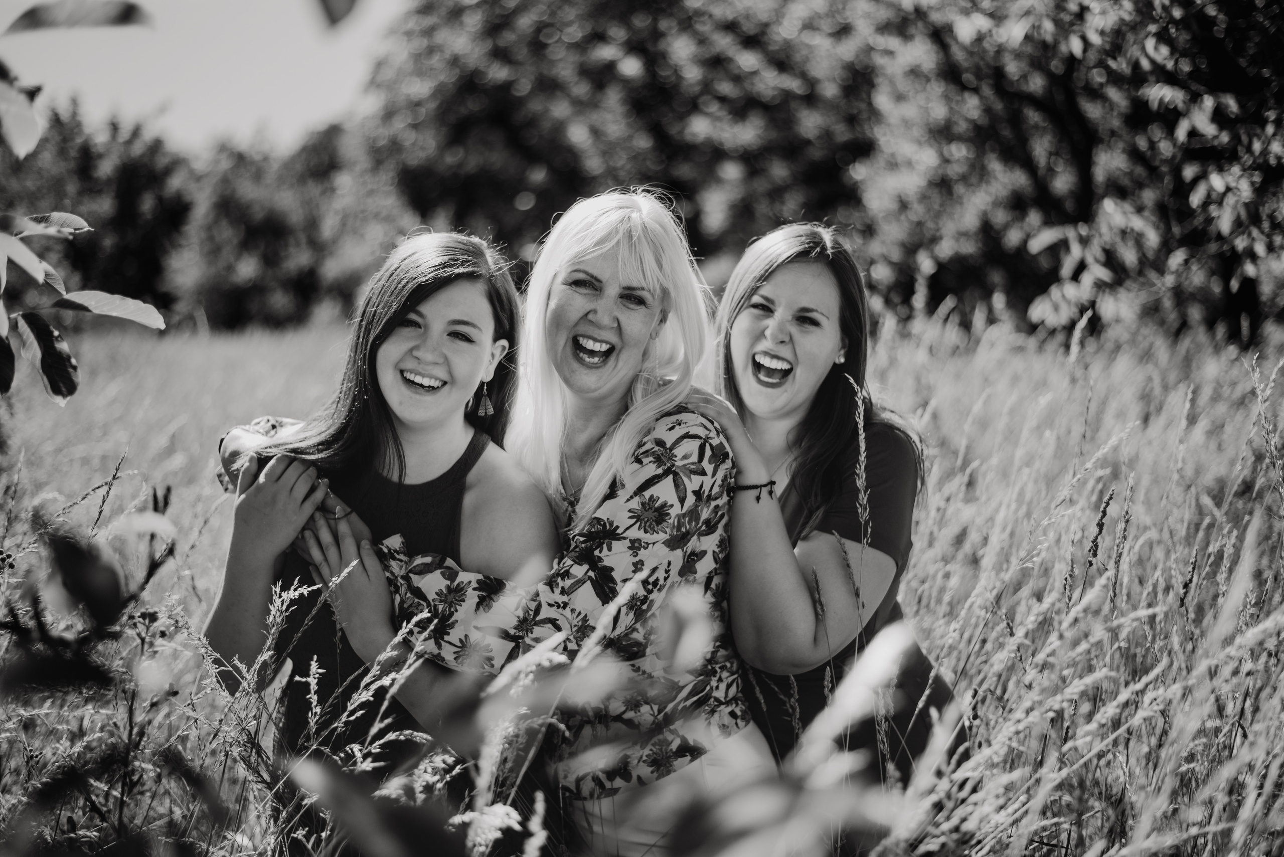 Eli, Anet and mum. Lifestyle, wedding and family photographer