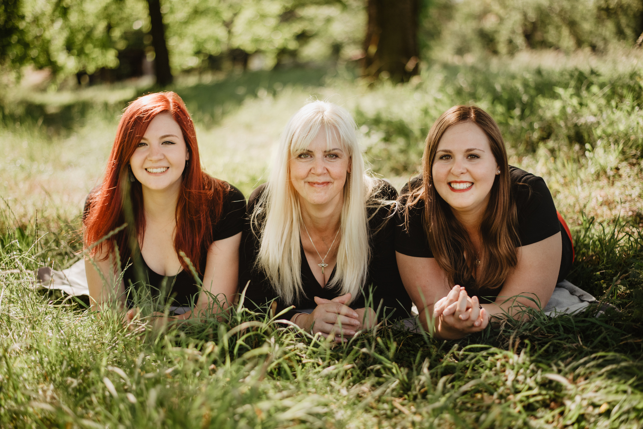 Eli, Anet and mum. Lifestyle, wedding and family photographer