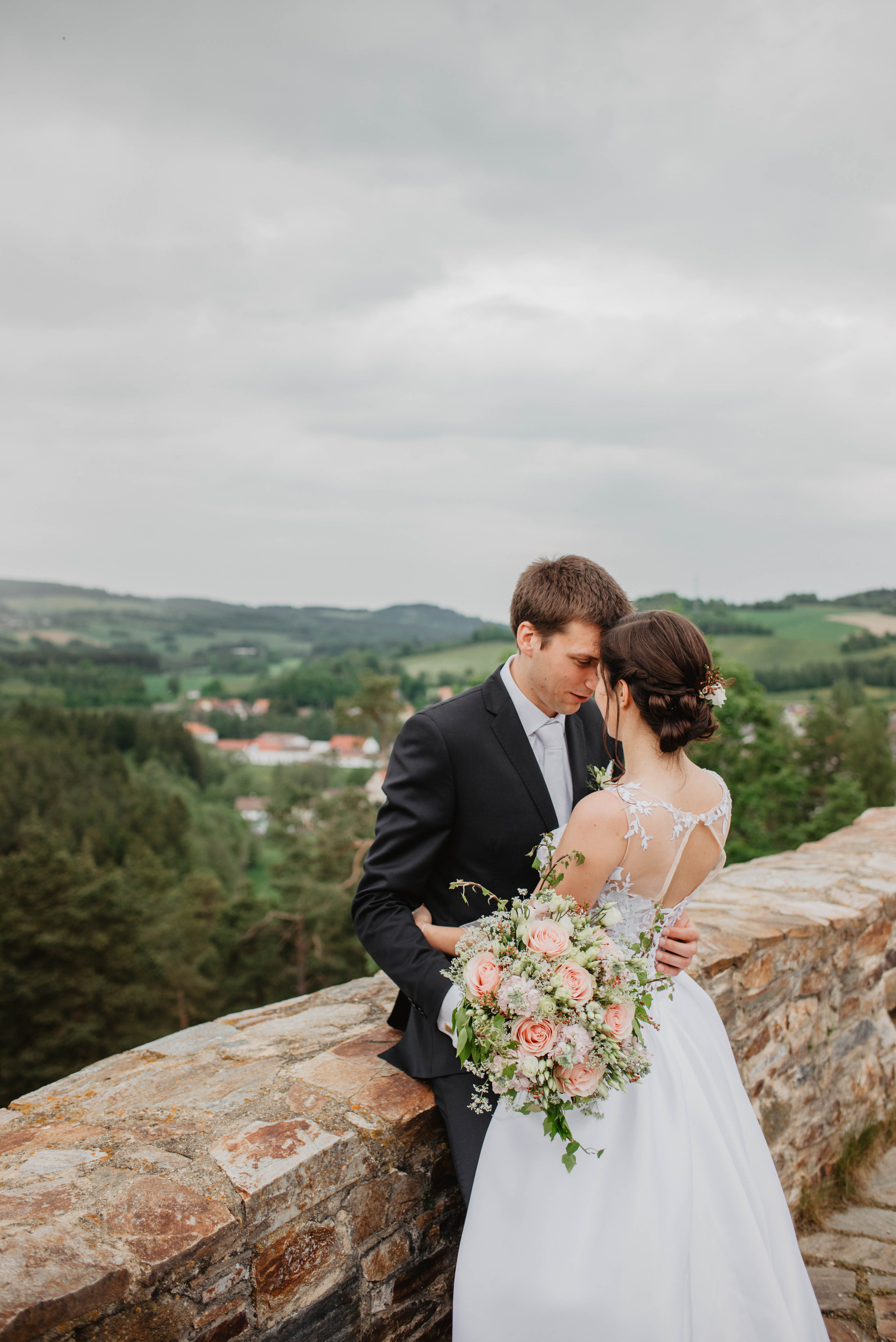 Svatba na hradě na Šumavě. Šumava. Velhartice. Lifestyle, wedding and family photographer