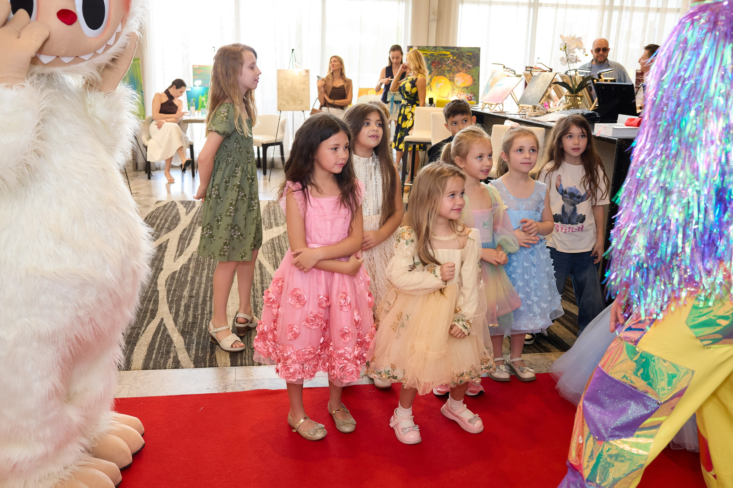 Авторская благотворительная художественная выставка Дианы Бортник. Фотограф Юлия Маковеева