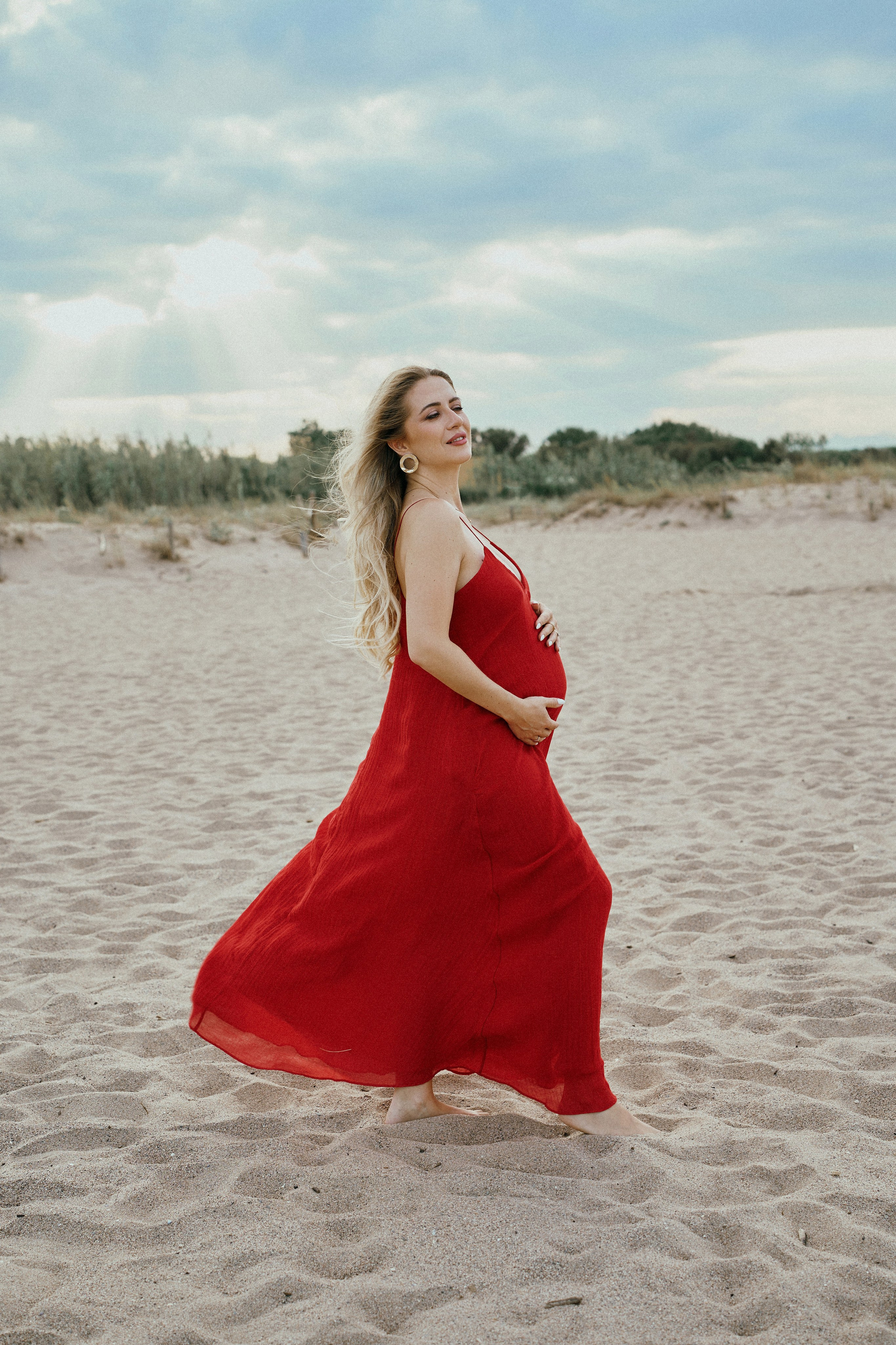 Фотосессия беременности на пляже. Красное платье. Photographer in Barcelona Spain Zhanna Zakharchenko