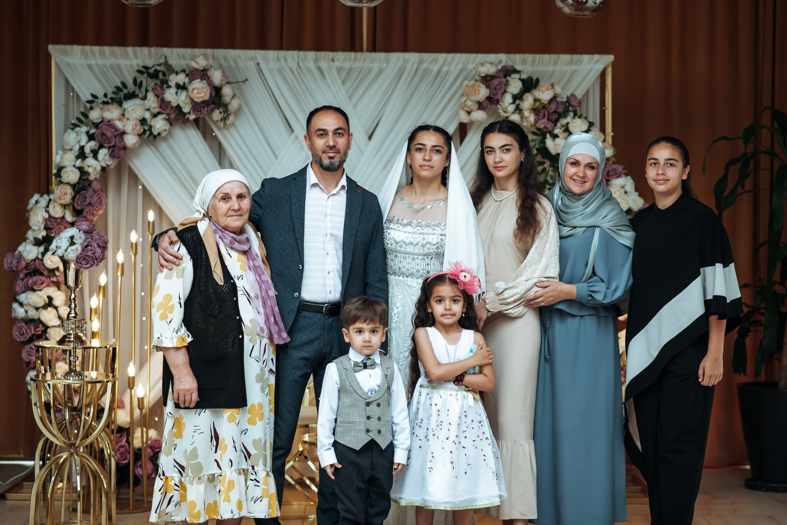 Семейное фото на свадьбе большой счастливой семьи, портретный фотограф семейных фотосессий Анталия