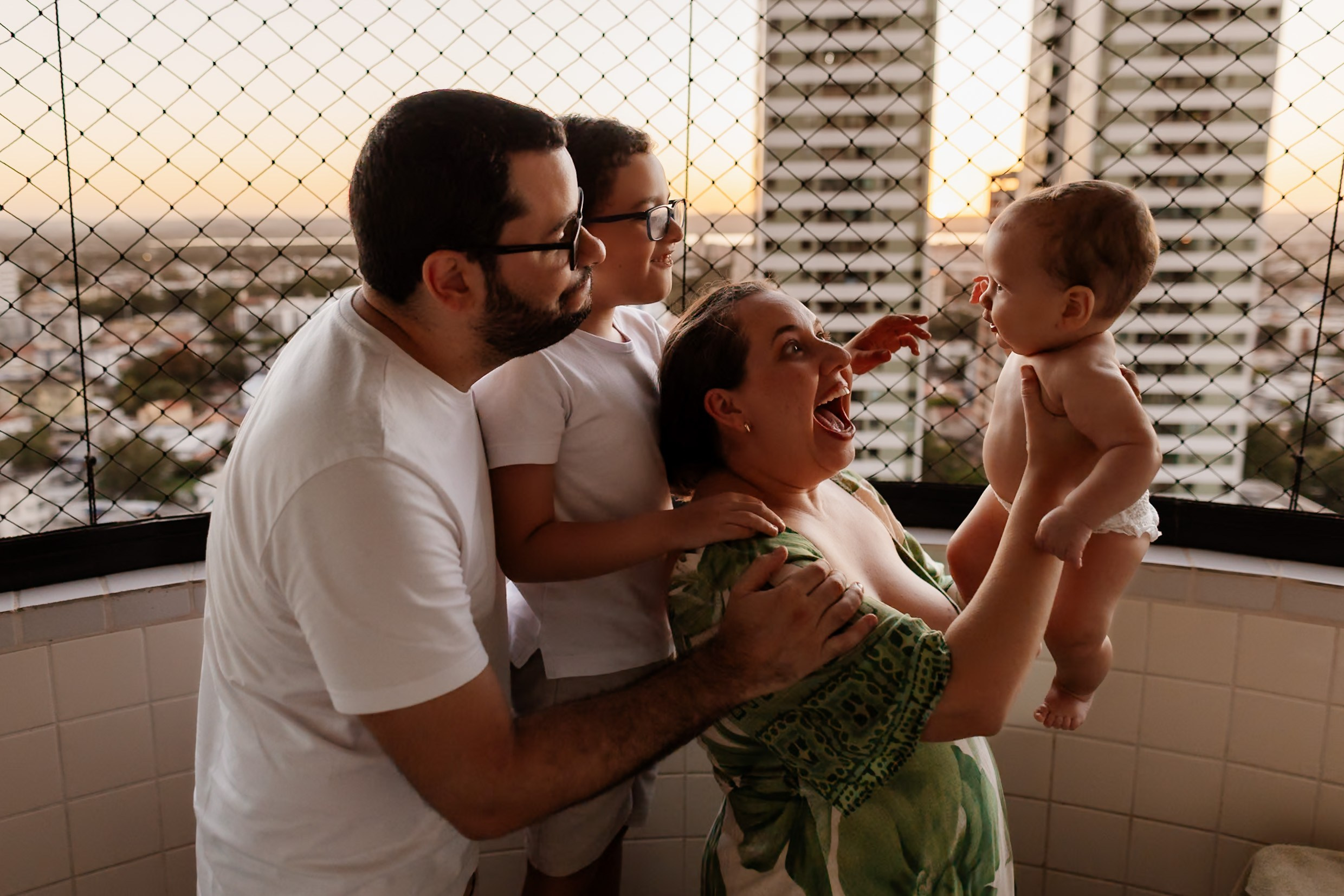 Família reunida em cena simples da tarde em casa.