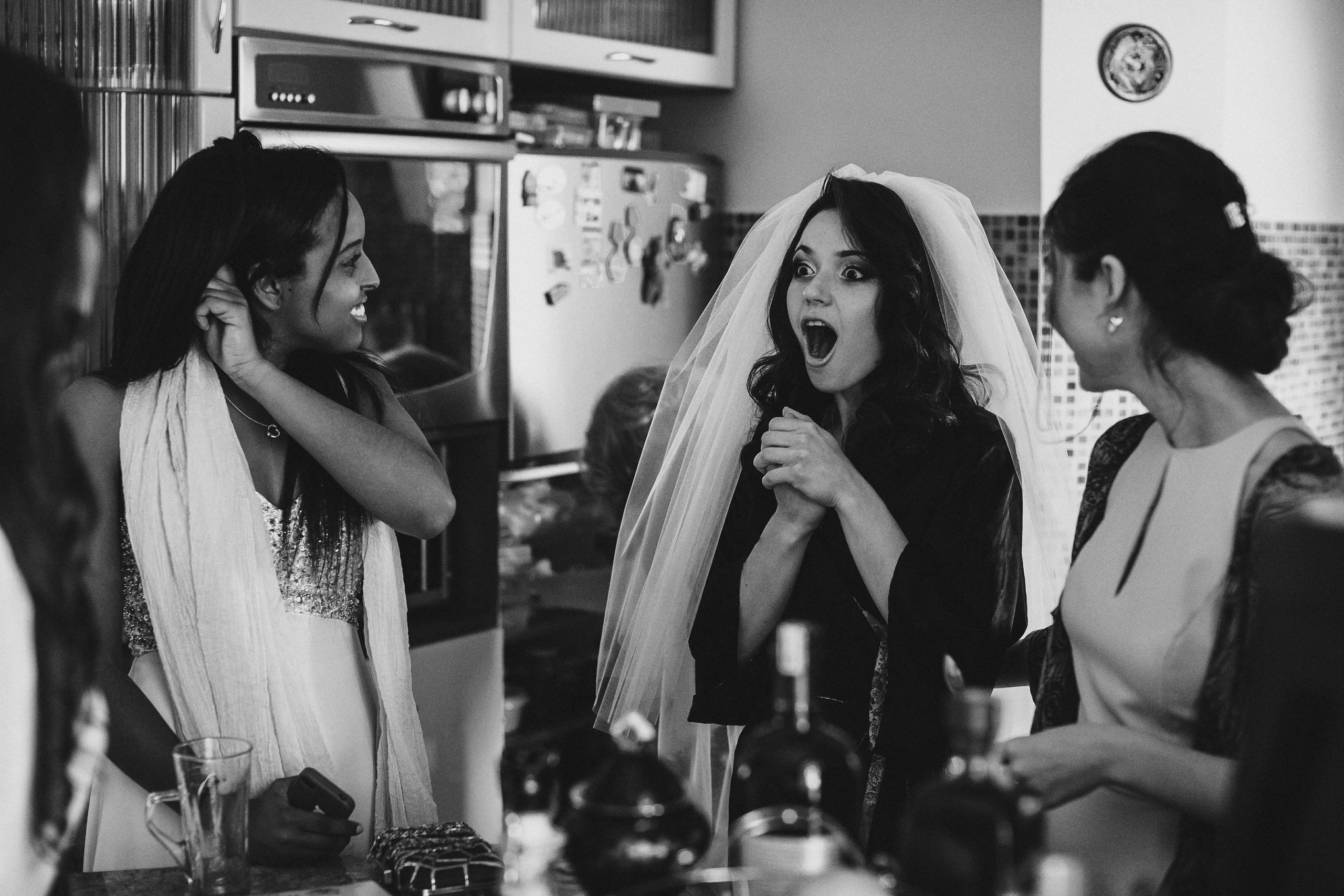 Фотограф в Ирландии чёрно-белая самые красивые фотки подготовка невеста удивление подружки Дублин