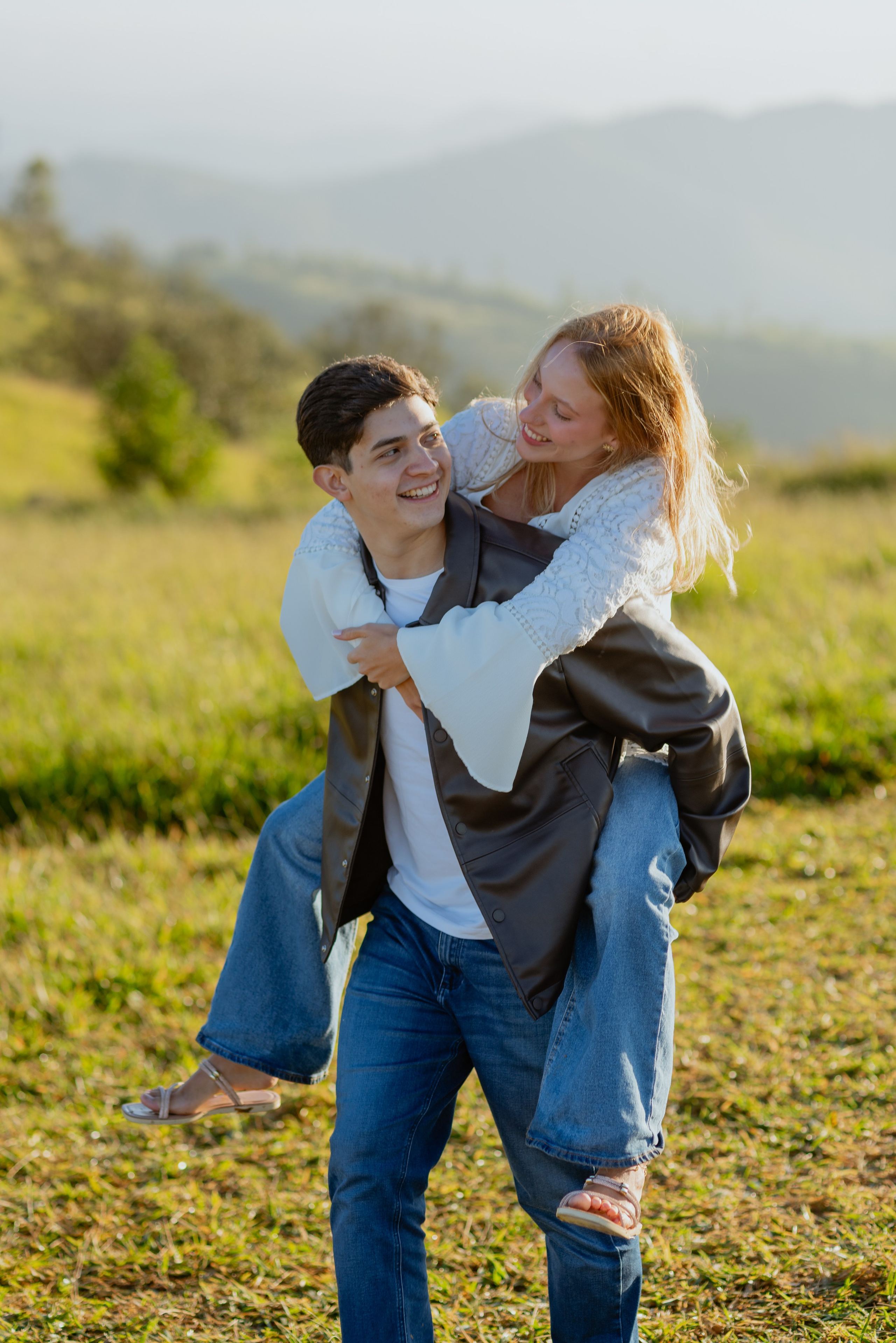 Ensaio Pre-Wedding no Morro do Capuava: Gabi e Raphael | AGA Fotografias. AGA Fotografias | Fotografia de Casamento em São Paulo