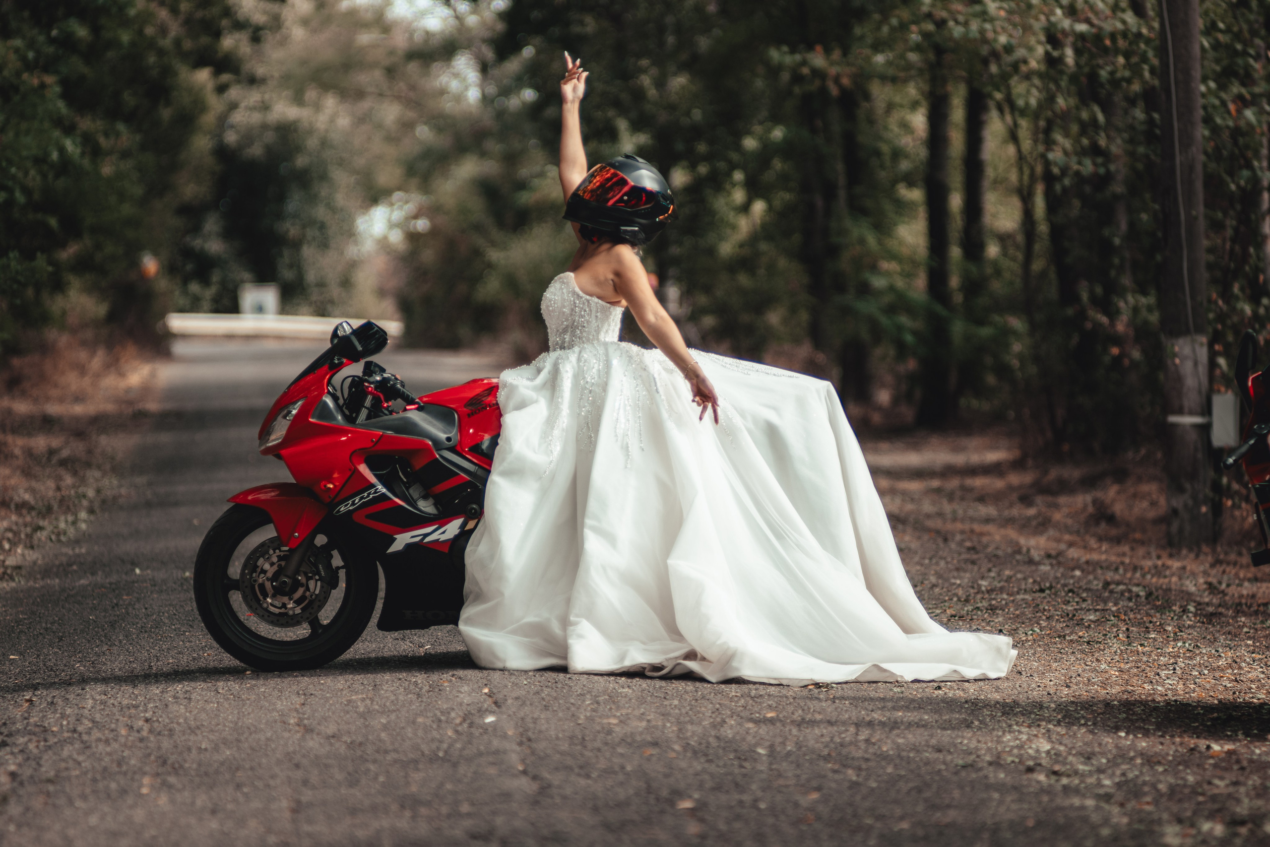 Trash the Dress cu motocicliști — ședință foto de poveste. Lucian Dedeu — Fotograf de nuntă și eveniment