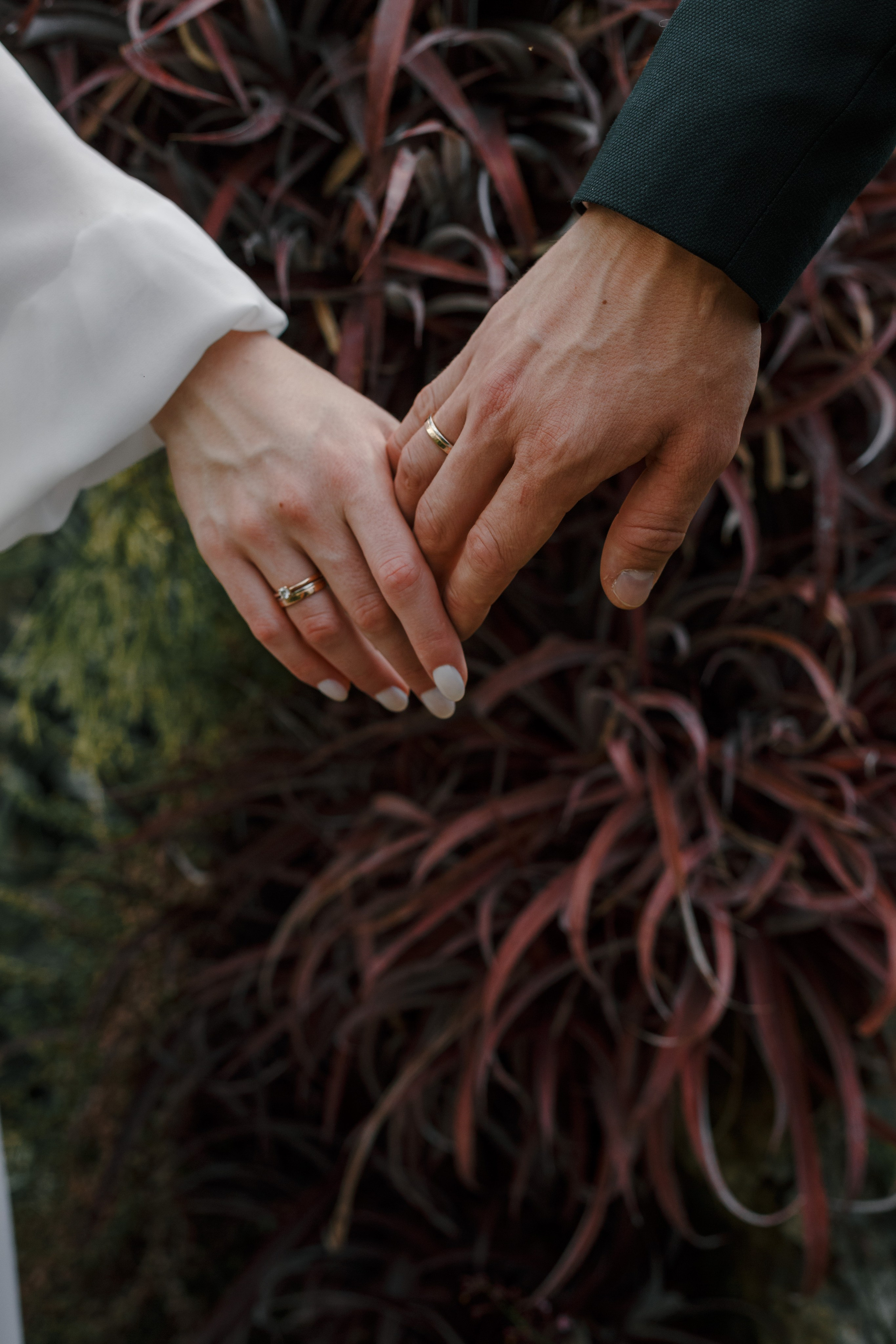 Novia y novio atrevidos con el telón de fondo de un auto viejo. Fotógrafo de retrato, familia y reportajes en Valencia | España | Europa Vitalii Lumier