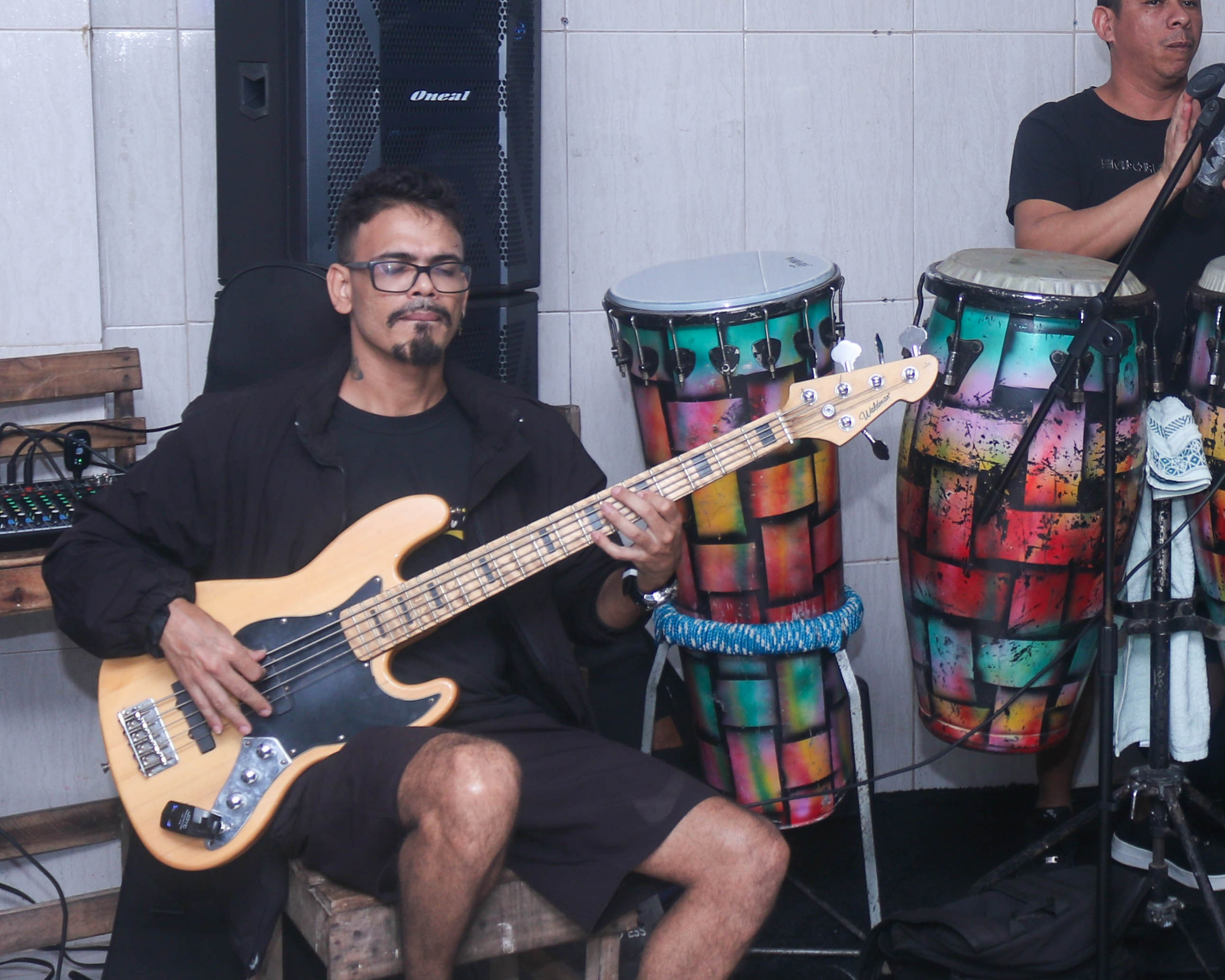 Elias no contrabaixo manda muito bem! 🎸🔥📸Grande músico, cheio de talento e presença no palco, levando ritmo e qualidade para mais uma noite especial de muito som e animação.