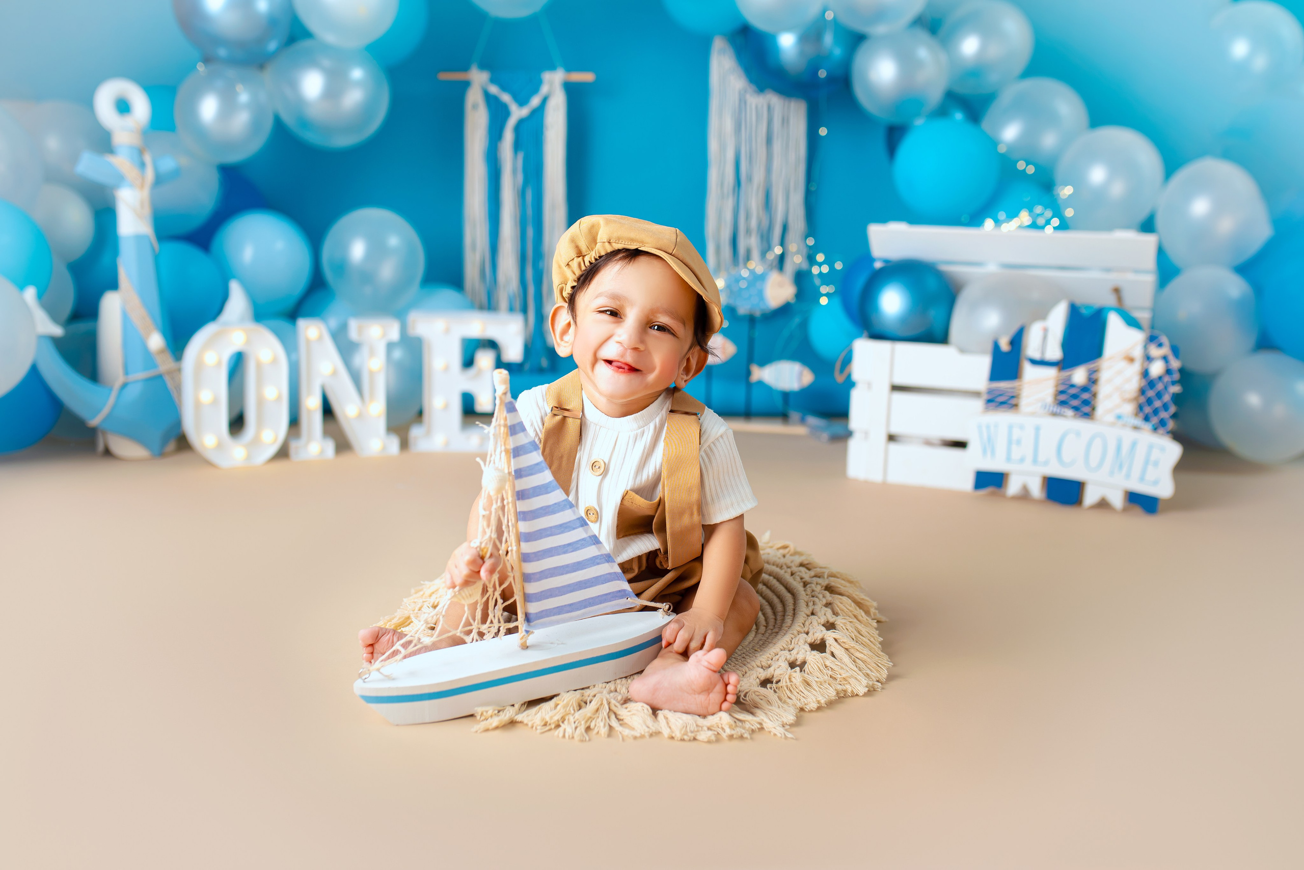 Cake smash photoshoot for One Year. Newborn photographer and Photography Educator in Prague Yana Stelmakh