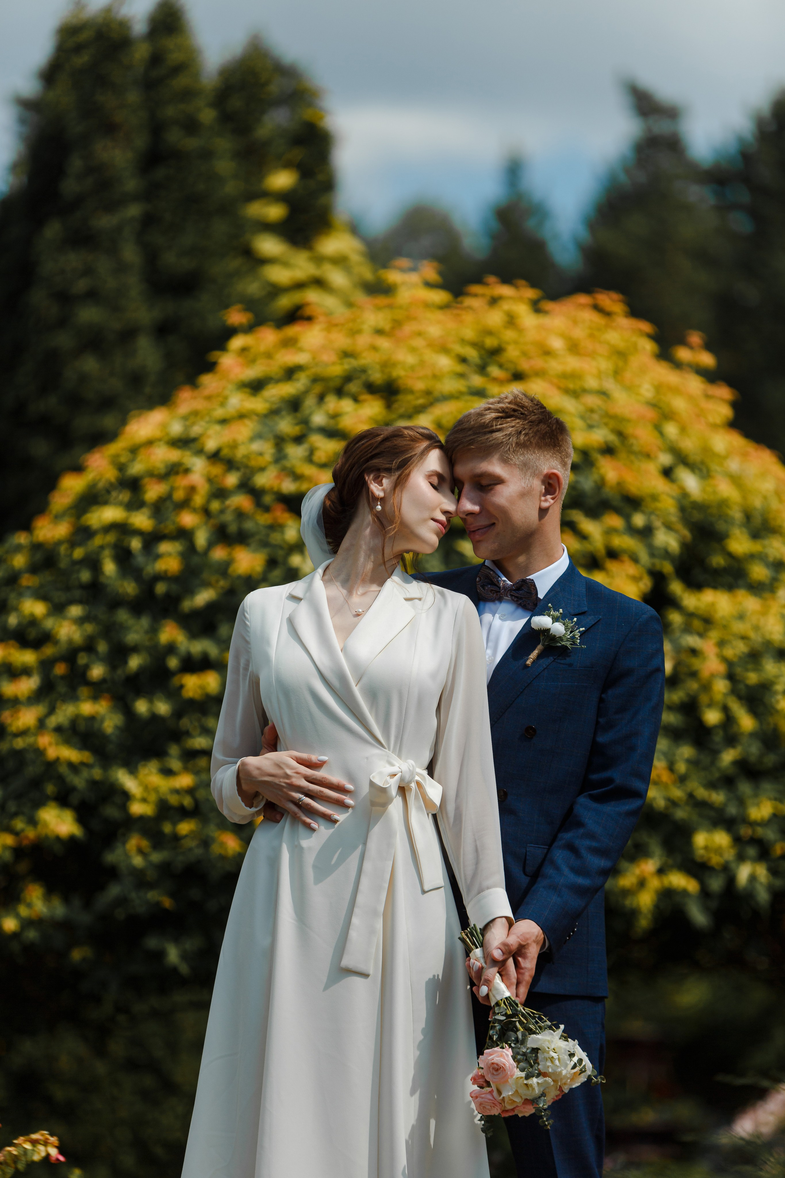 Novia y novio en la naturaleza. Fotógrafo de retrato, familia y reportajes en Valencia | España | Europa Vitalii Lumier