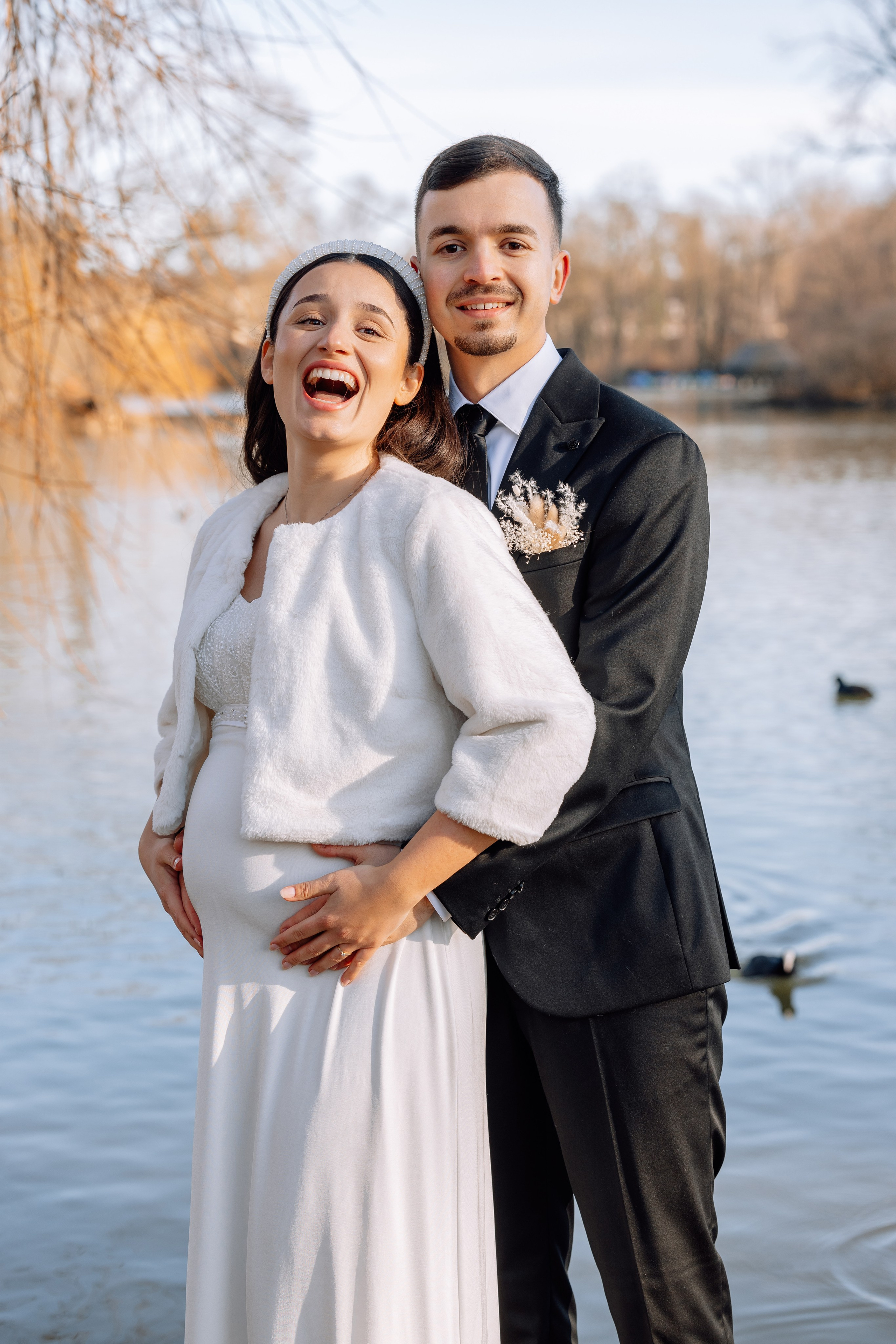 Bräutigam umarmt Braut von hinten – romantische Szene Standesamt Schwabing