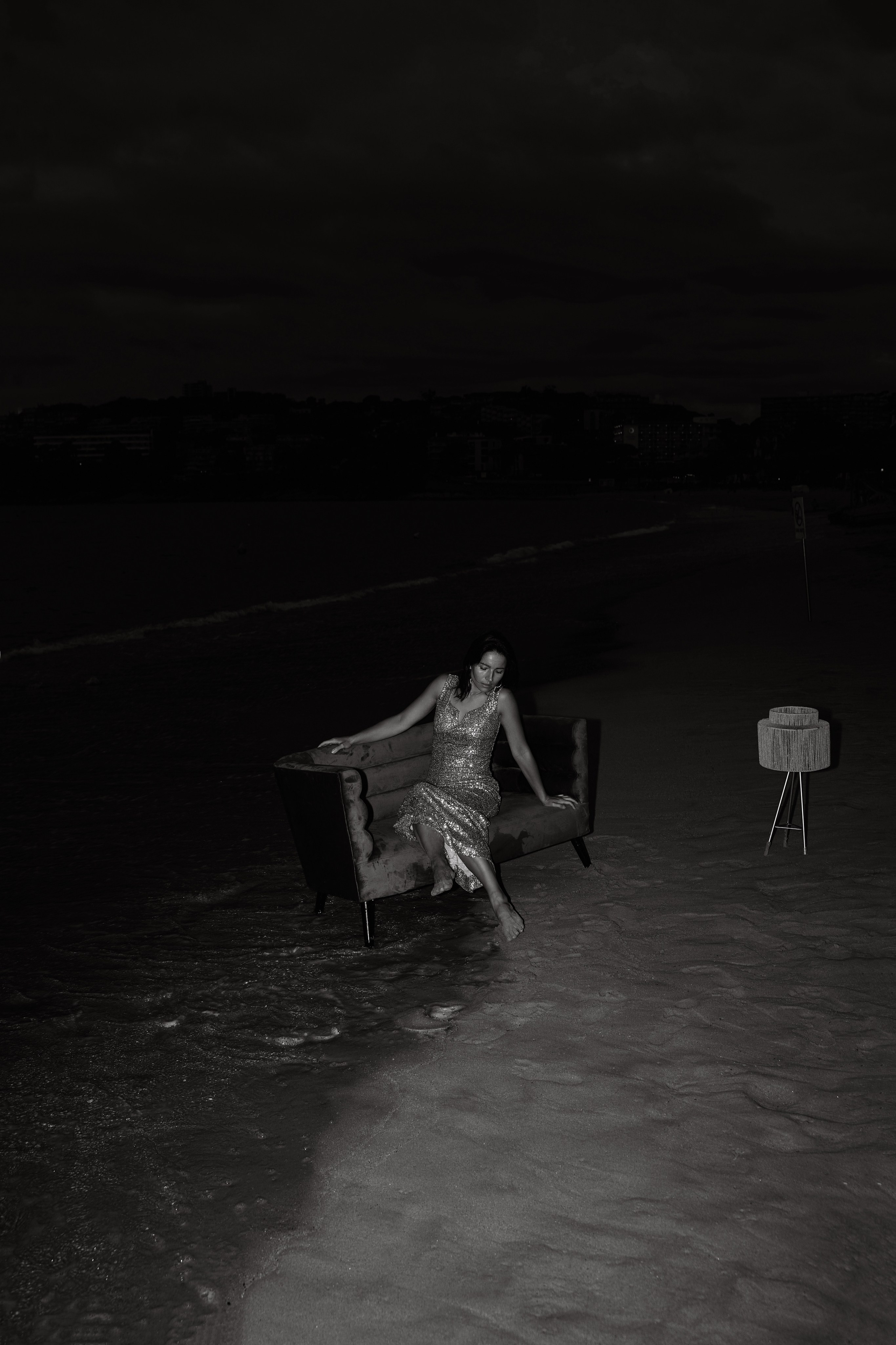 Майя. Диван на пляже. Фотограф в Барселоне Жанна Захарченко