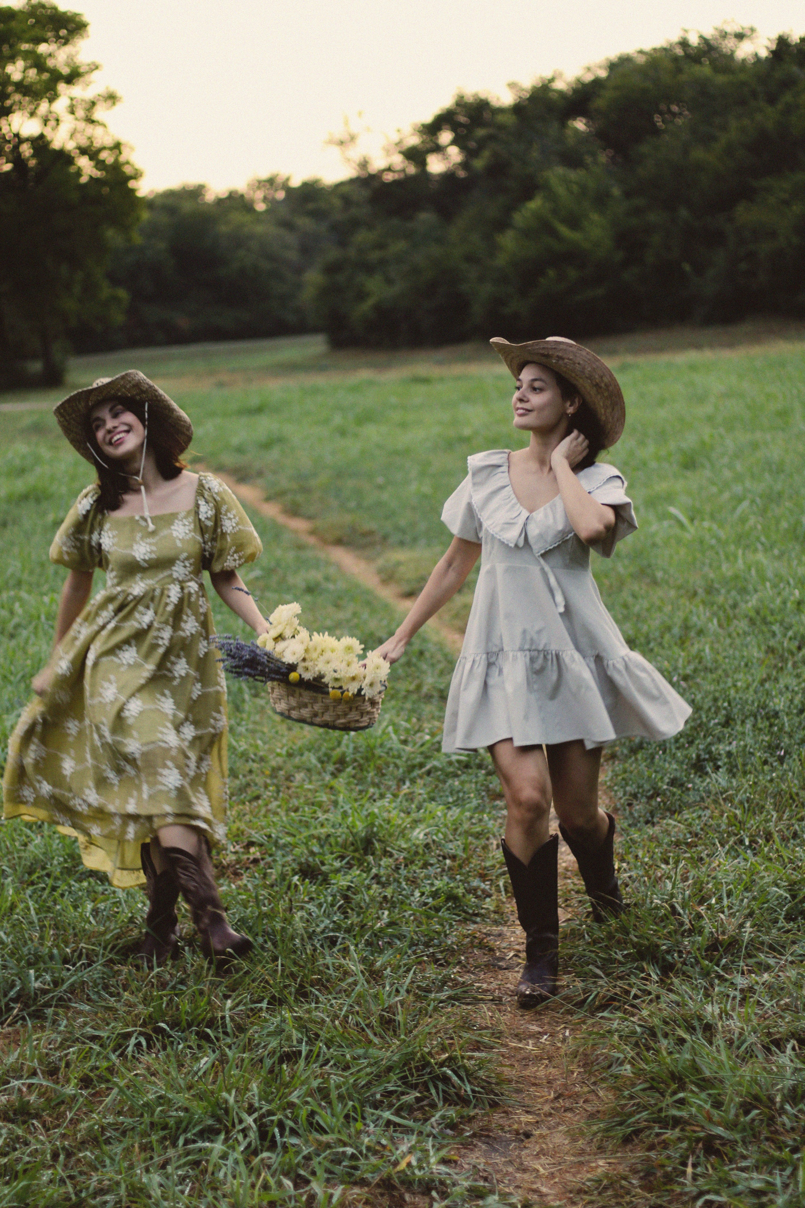 Countryside cowgirl-style portrait photoshoot. Lana Petrychenko — Portrait & Family Photographer. Valencia, Spain
