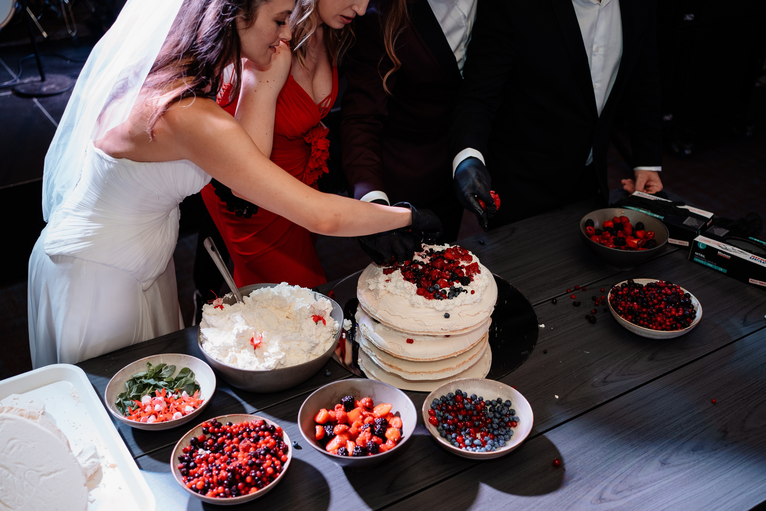 Moment emoționant între miri în ziua nunții, surprins într-un cadru natural și romantic, la Bokka Buftea. Fotografie de nuntă profesională, editată artistic pentru a evidenția emoția și eleganța evenimentului.