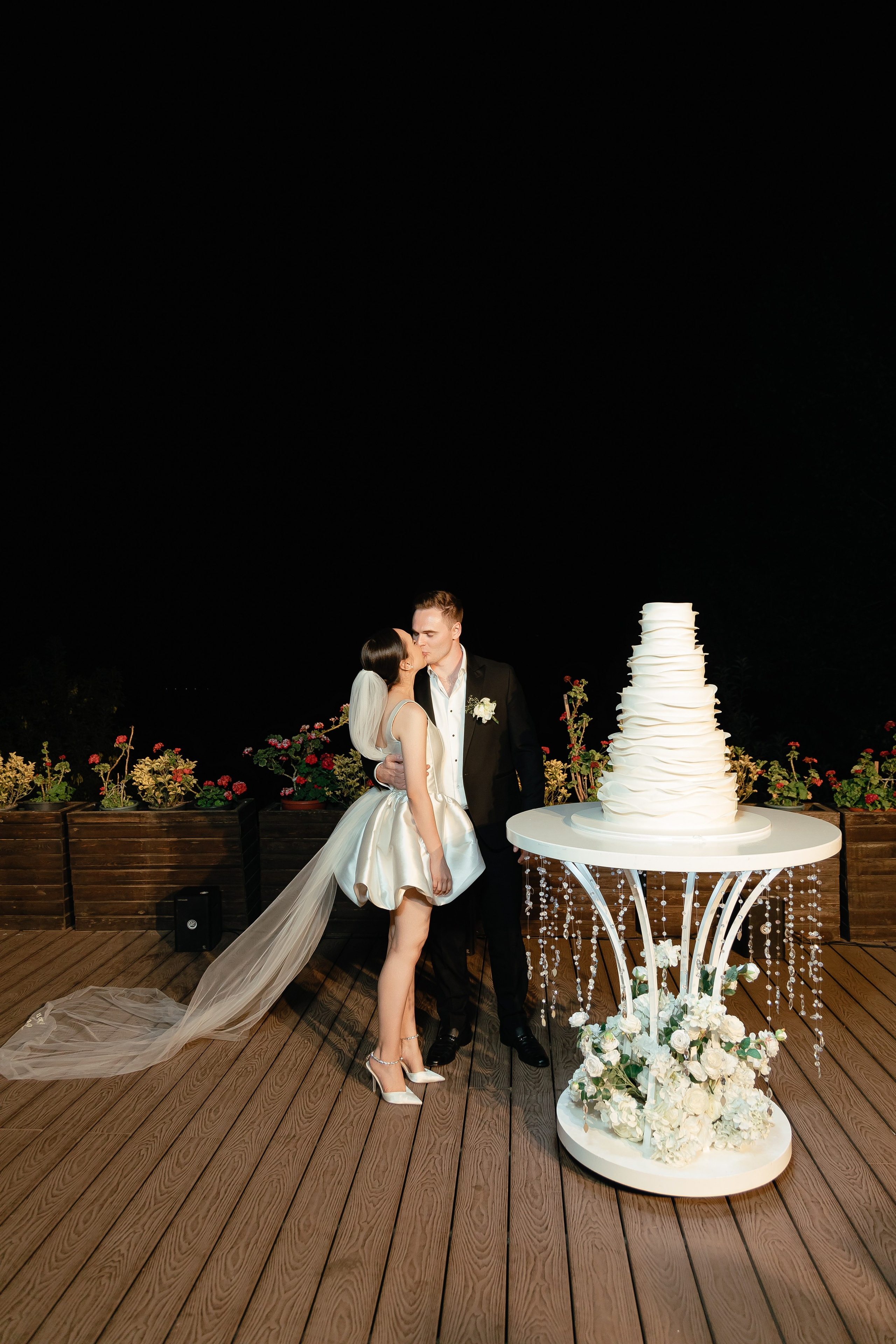 Thomas & Suyumbika. Главная