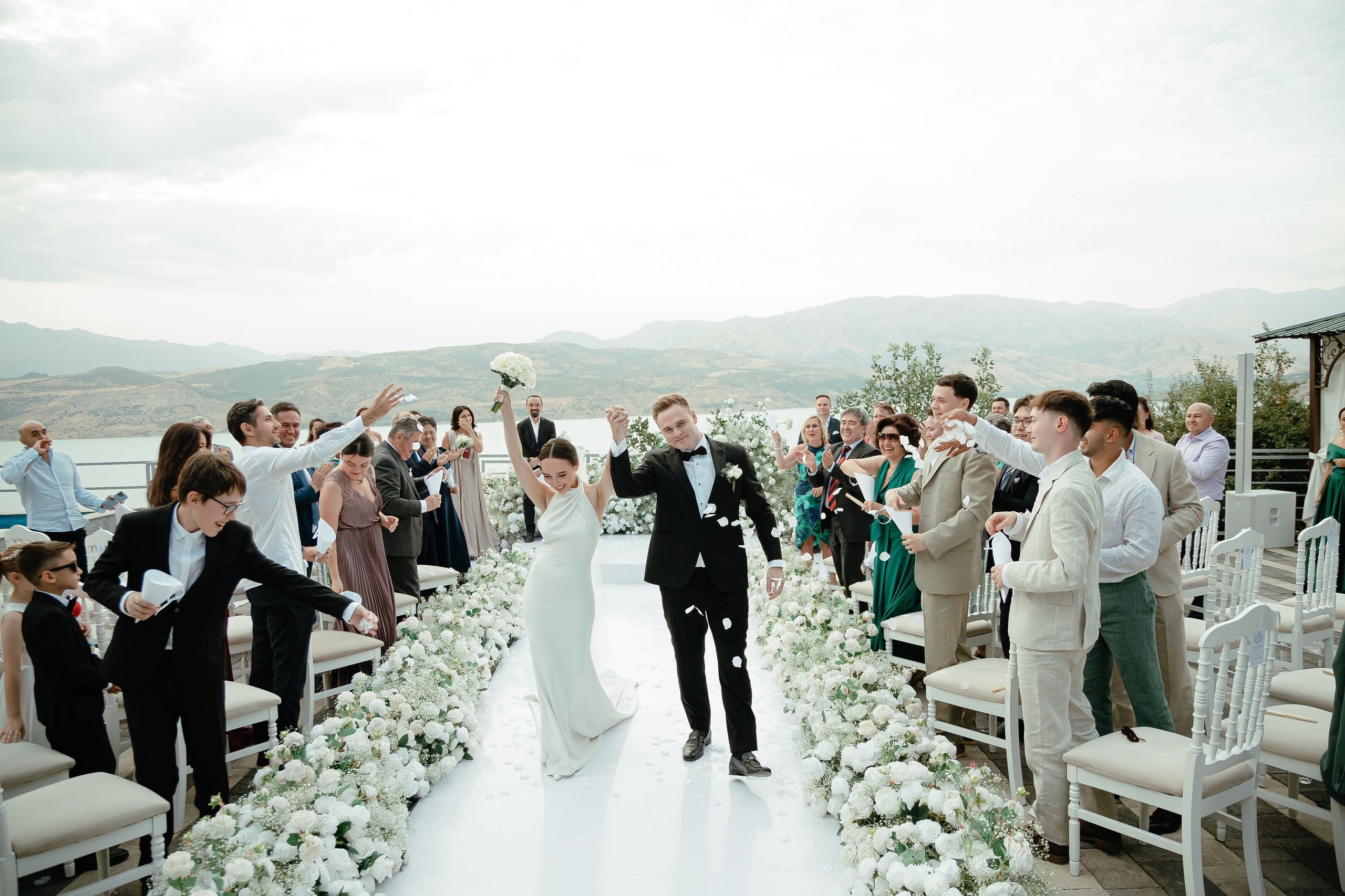 Thomas & Suyumbika. Главная