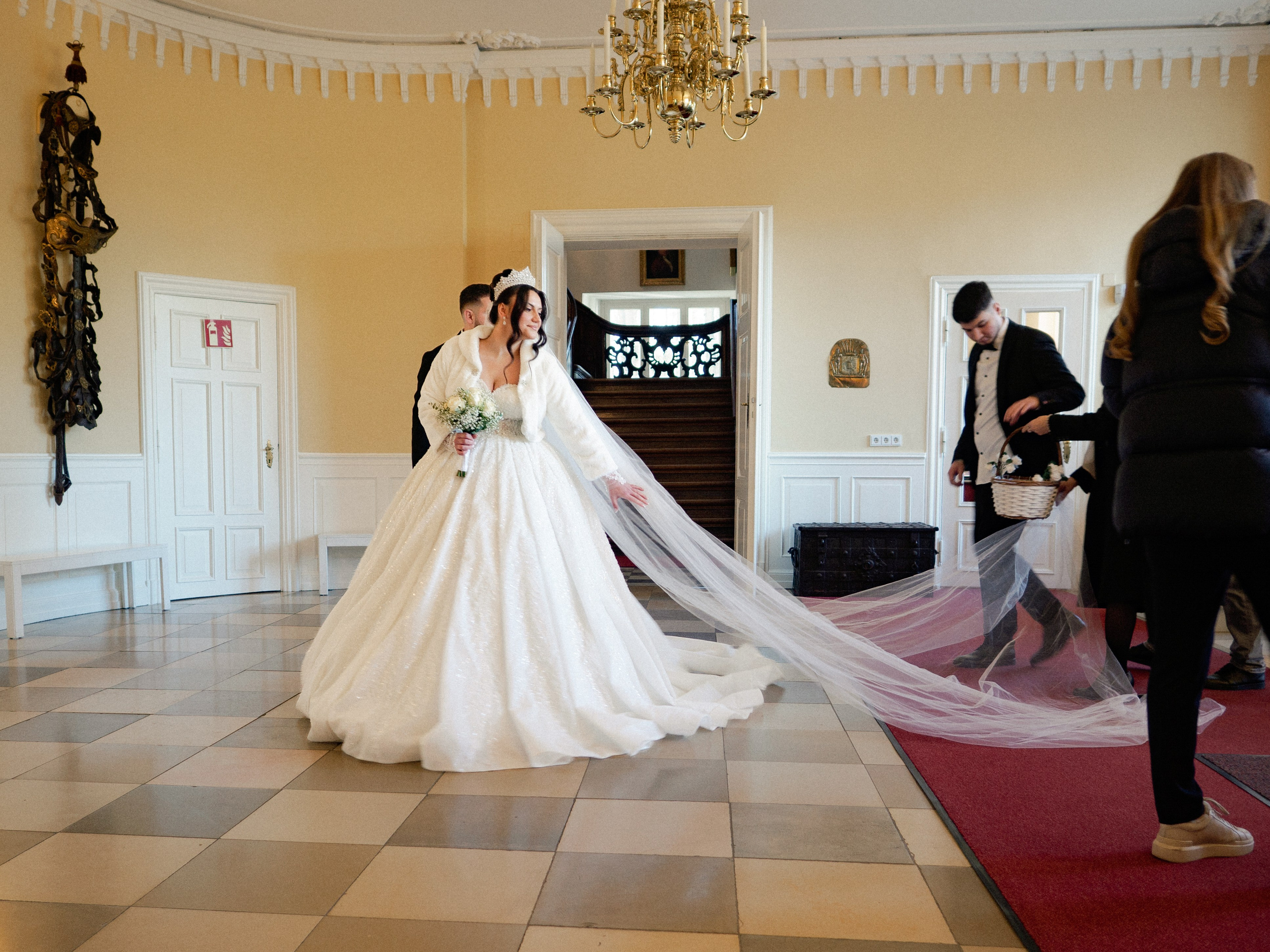 Winterhochzeit im Schloss Ahrensburg | Märchenhafte Romantik in Schleswig-Holstein. Hochzeitsfotograf und Hochzeitsvideograf aus Hamburg | Roka21Film