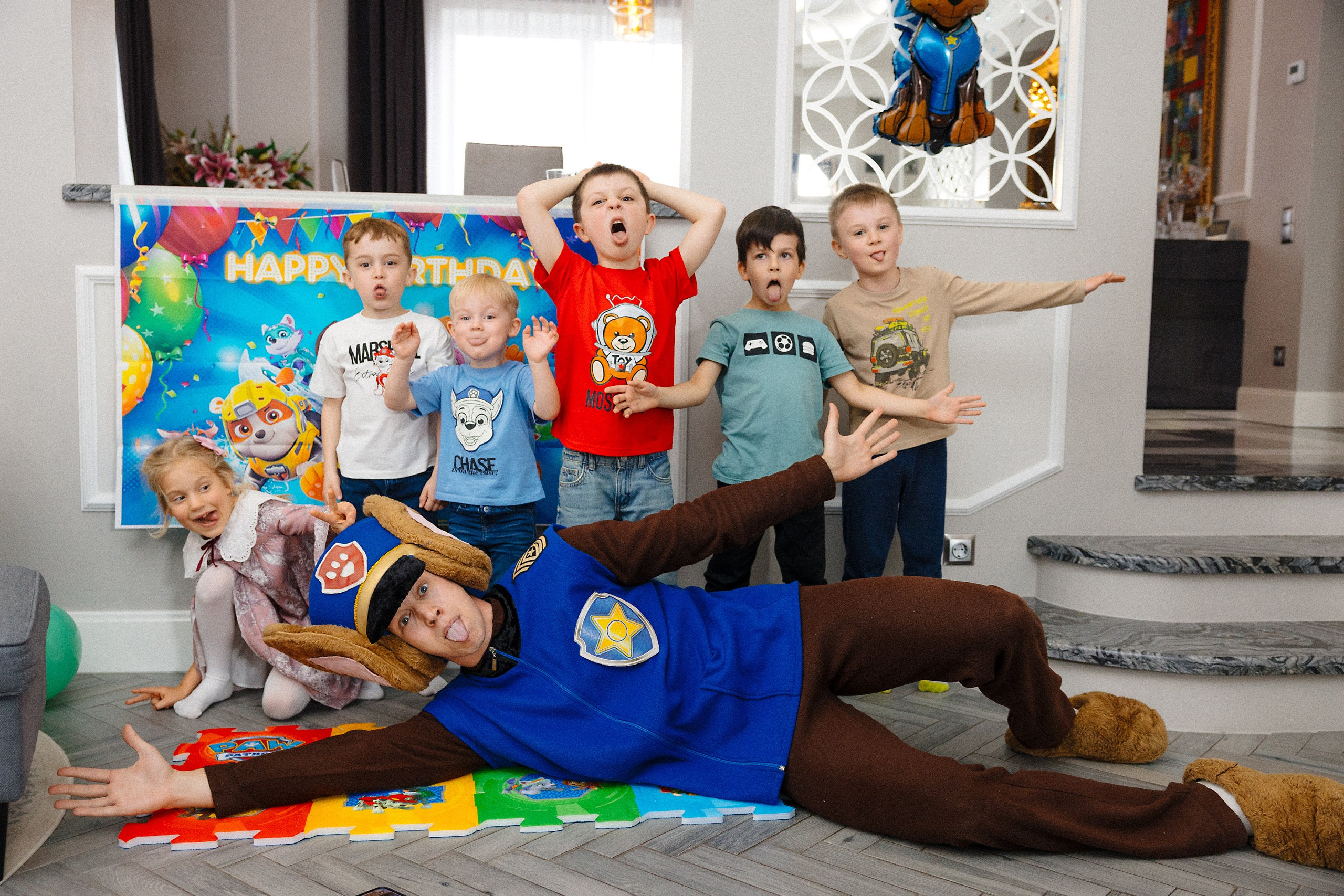 Яркая фотосессия детского праздника с аниматором и блестящей дискотекой из фольги в Риге. Евгений Тимофеев | Свадебный и контент-фотограф и видеограф в Риге