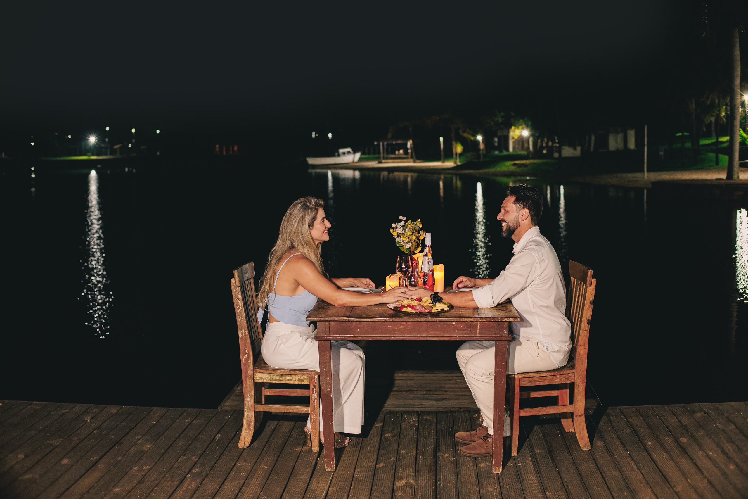 Ensaio Pré-Wedding no Interior Paulista com Lago, Areia e Pôr do Sol | Studio Melk. Tela cheia