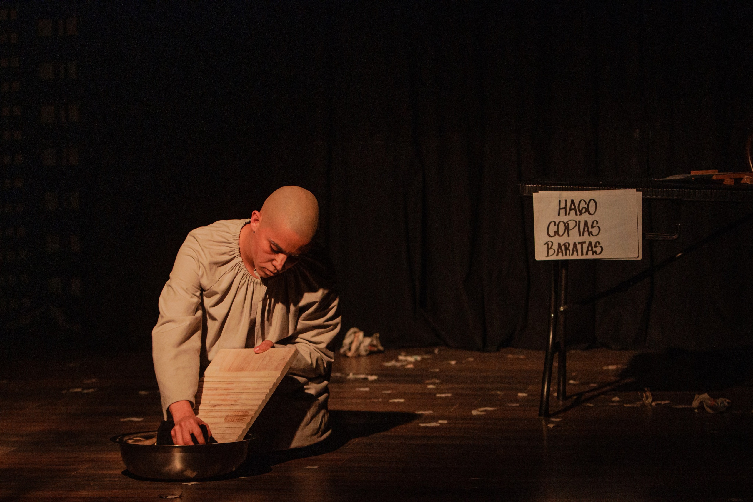 Fotos de la representación teatral en Valencia. Fotógrafo de retrato, familia y reportajes en Valencia | España | Europa Vitalii Lumier