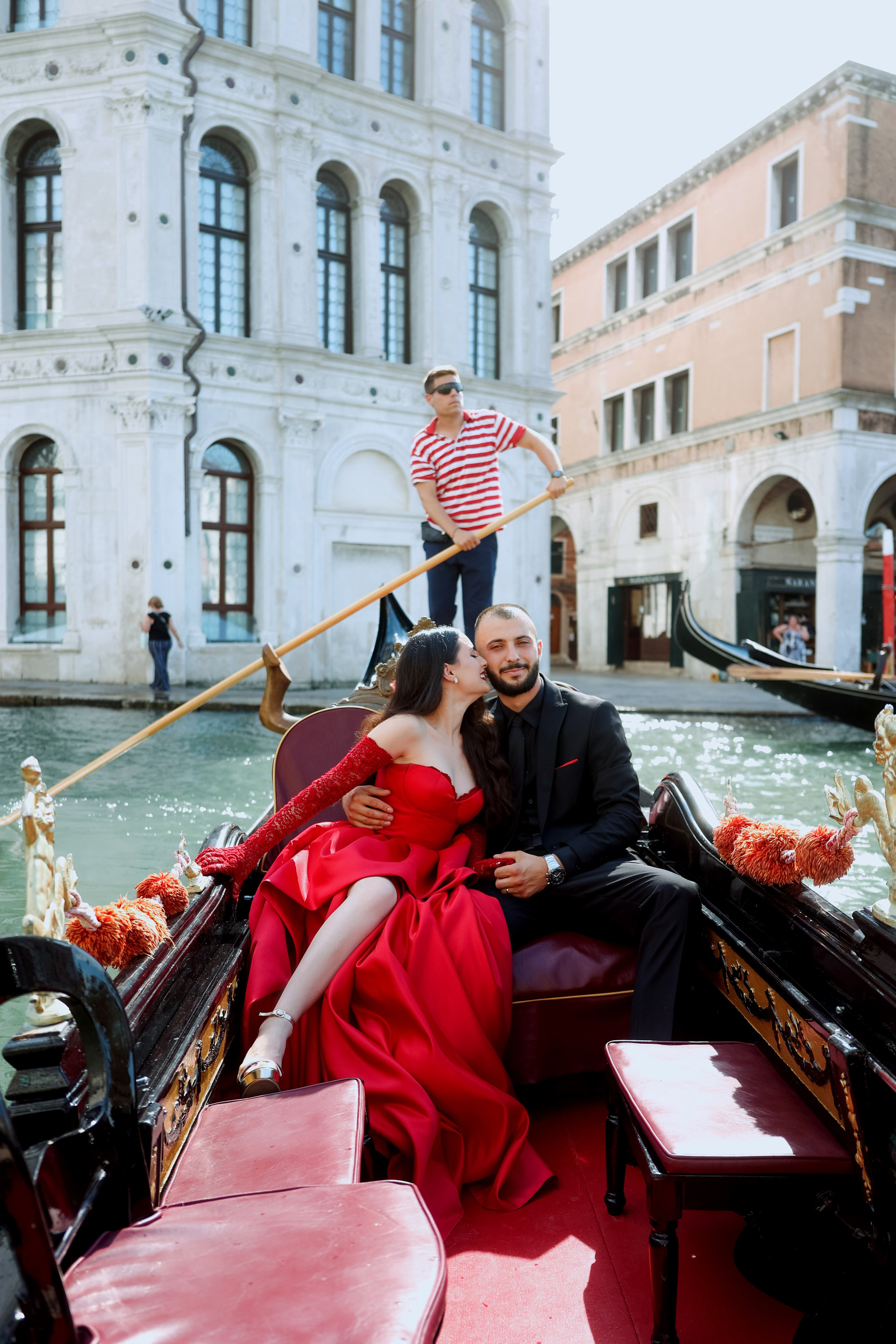 gondola couple photos