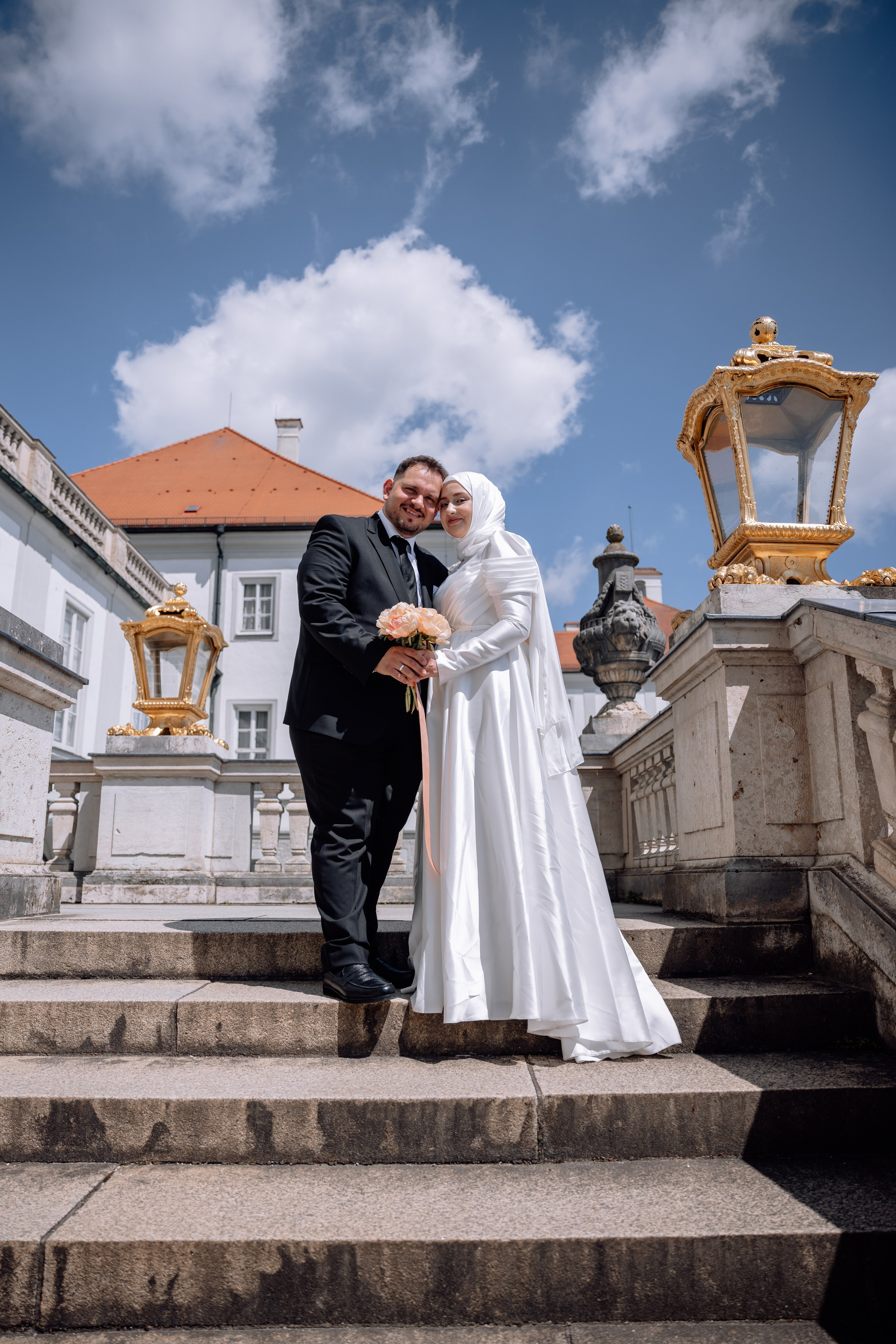 Paar geht die Treppe des Schlosses Nymphenburg hinunter