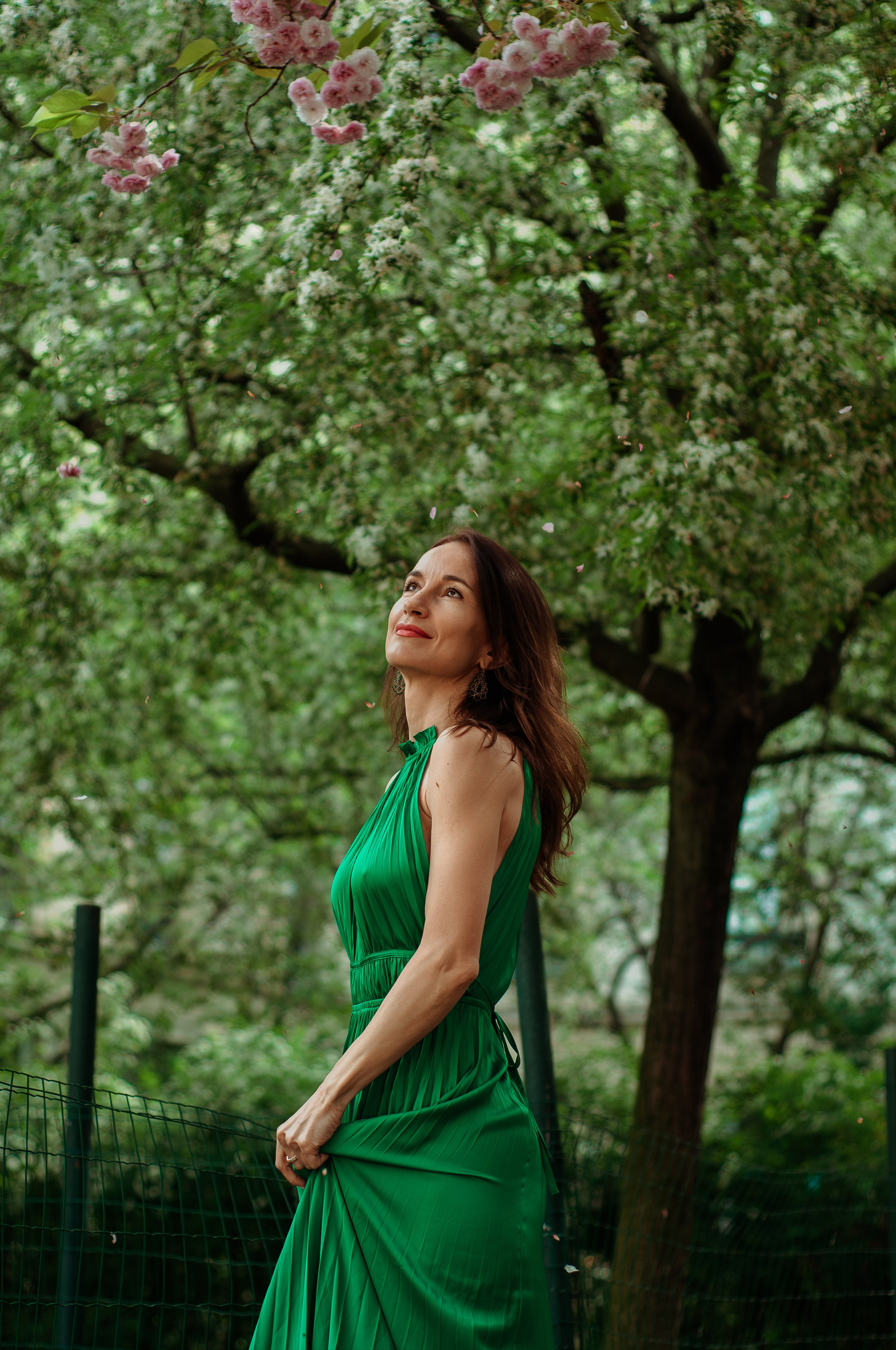 Couple photoshoot in blooming Marais. Paris photographer — Polina Osipova
