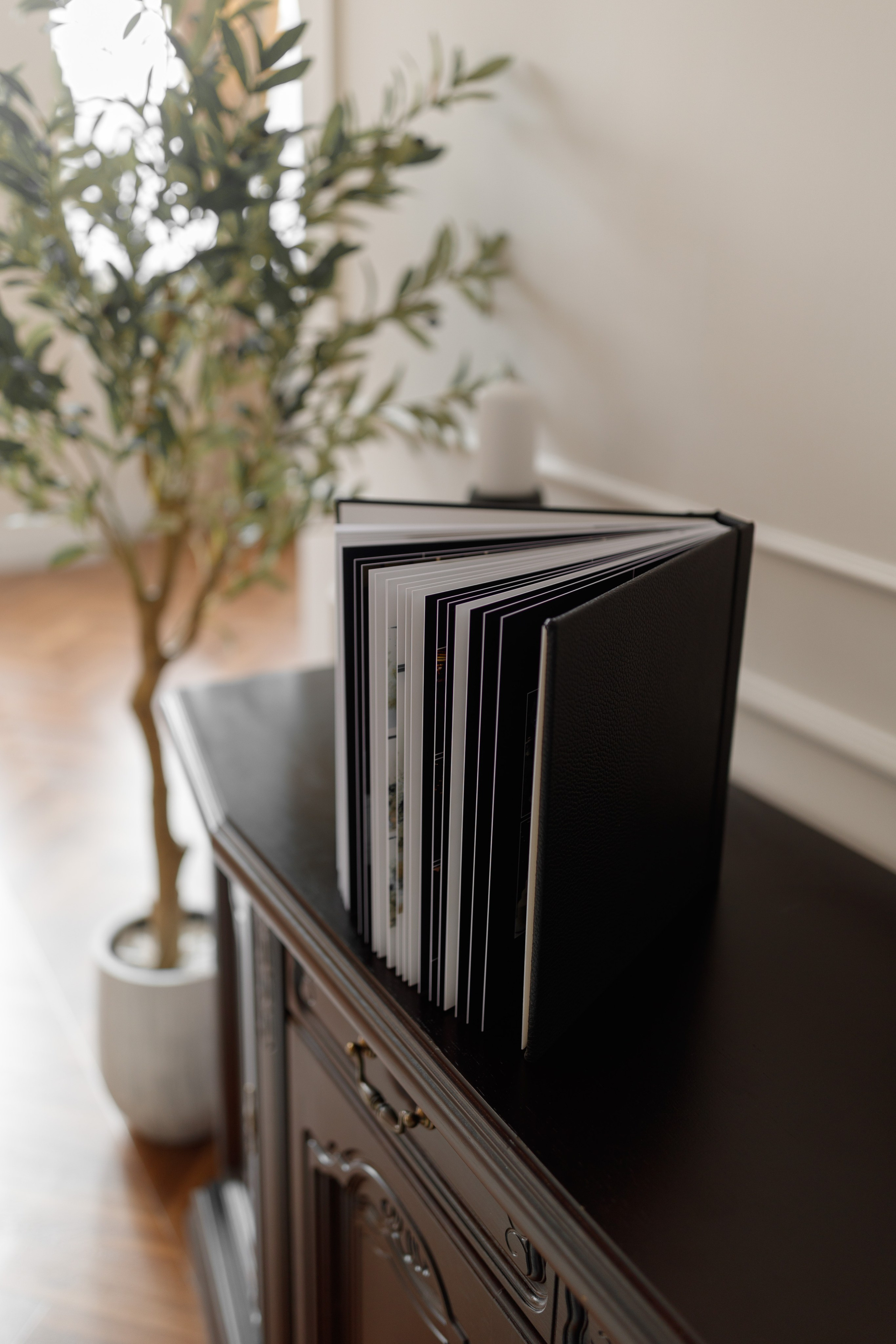 Albume de Nuntă cu Copertă din Eco-Piele Neagră – Eleganță Clasică și Povestea Dragostei Tale. Scarlat Photography