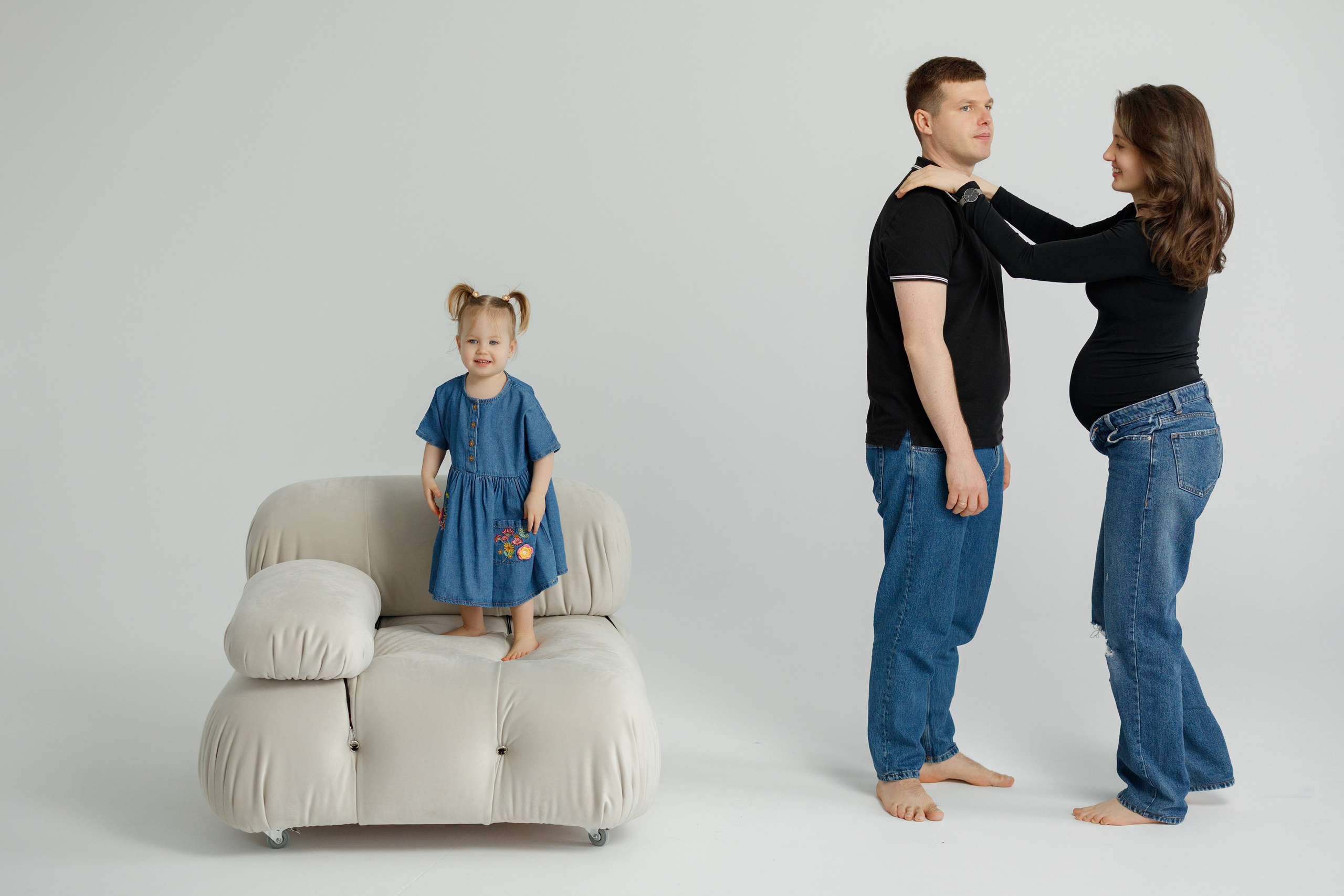 Ședință Foto de Familie — Stil Minimalist pe Fundal Alb. Scarlat Photography