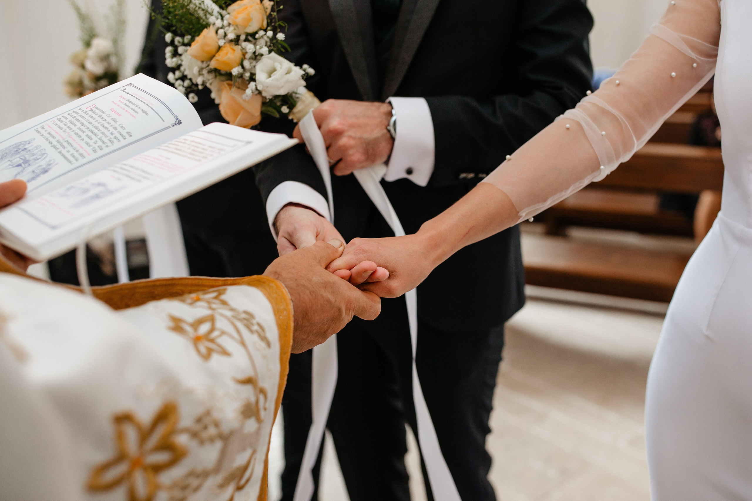 Nunta Elena & Tudor — Fotografie de nuntă în stil natural și elegant. Rares Bucur is a professional wedding photographer based in Cluj-Napoca, Romania, specializing in wedding photography